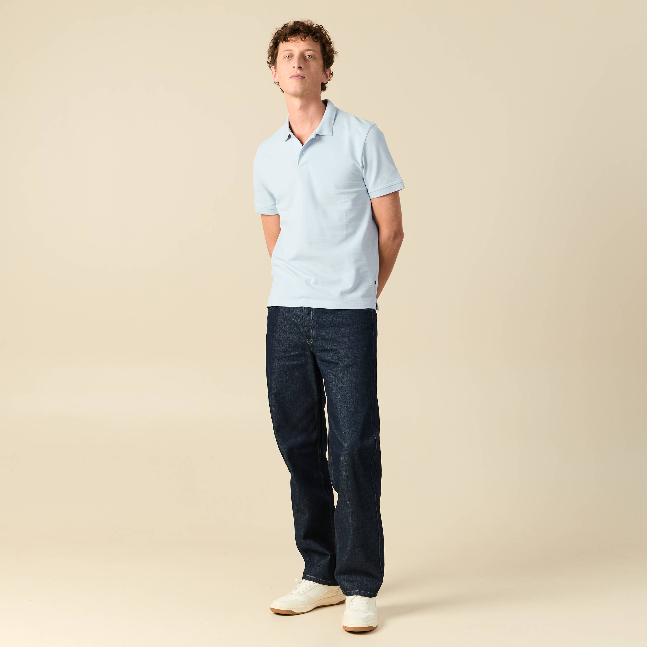 Polo cintr&eacute; en coton manches courtes bleu clair homme