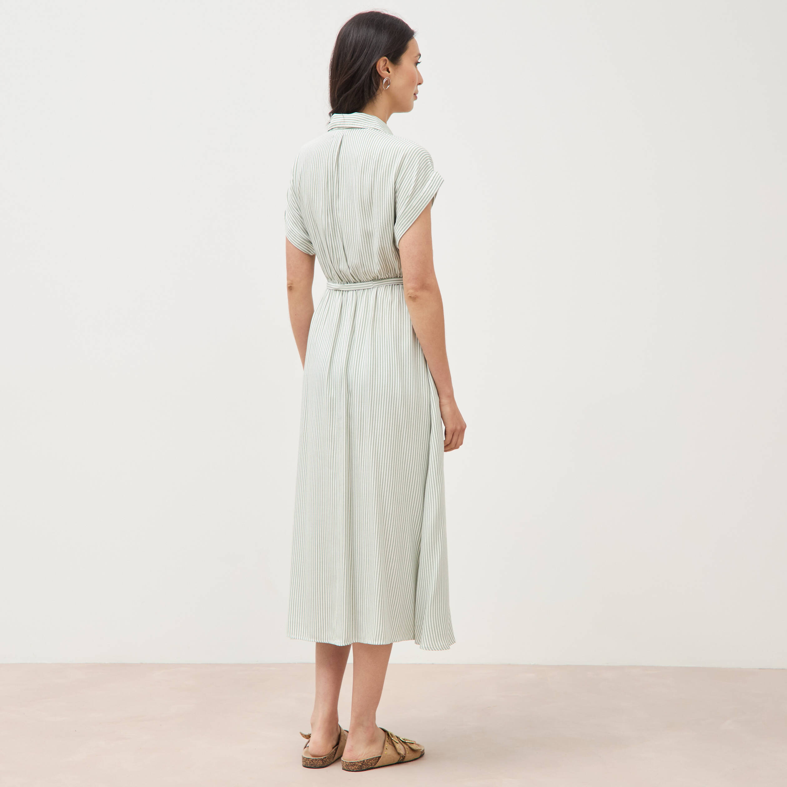 Robe longue &eacute;vas&eacute;e ceintur&eacute;e vert olive femme