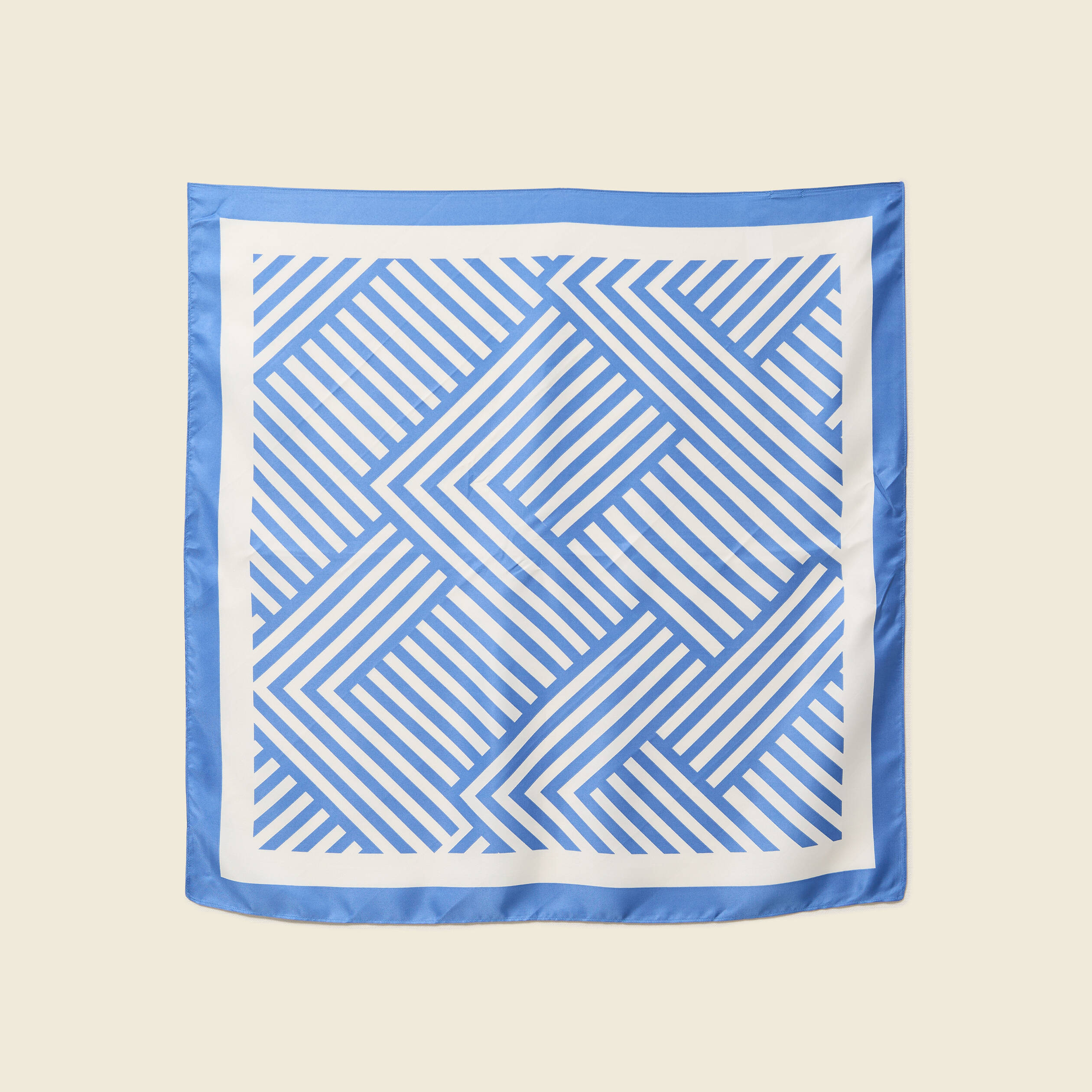 Foulard satin&eacute; bleu ciel femme