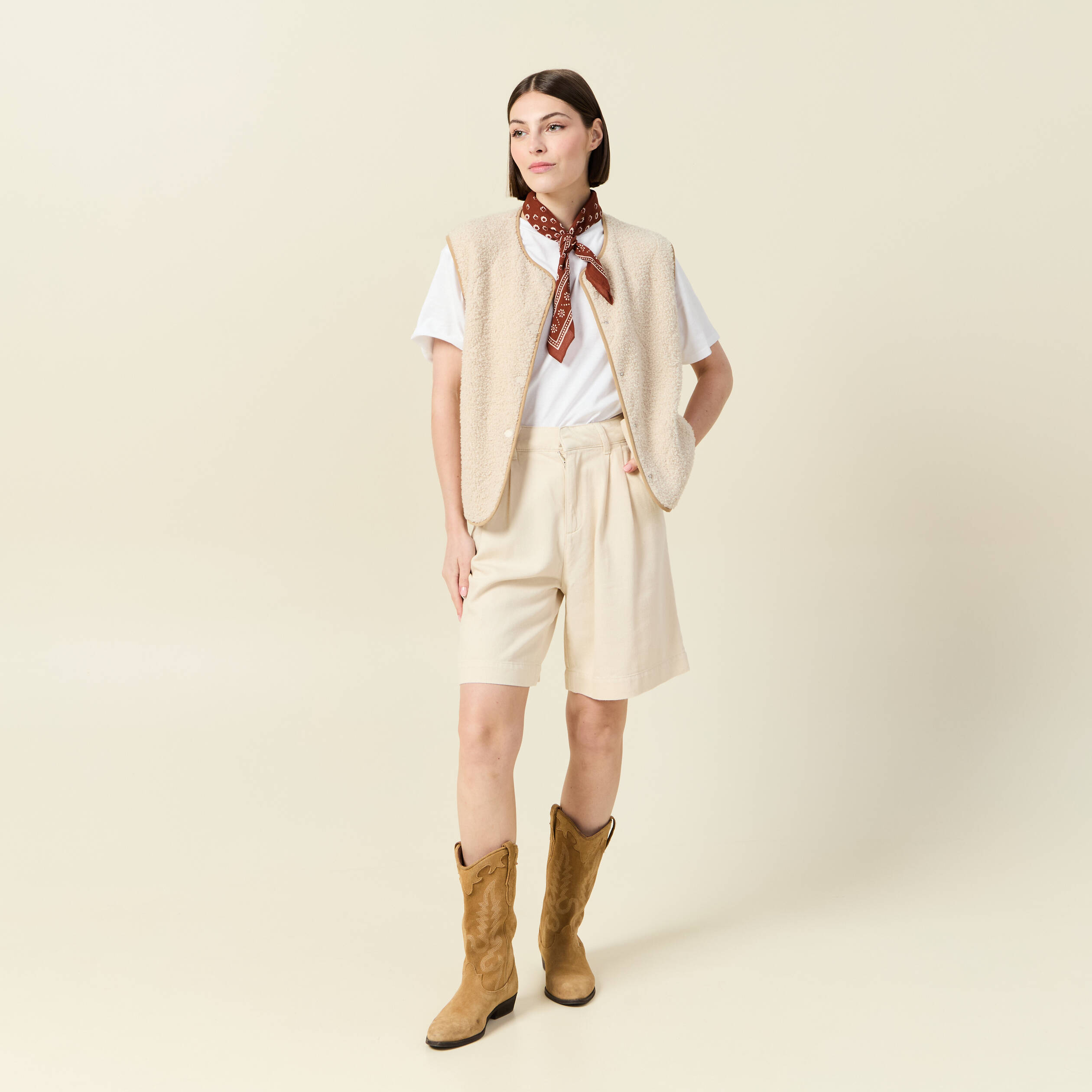 bermuda droit pinces en jean ecru femme Bermuda droit pinces en jean ecru femme
