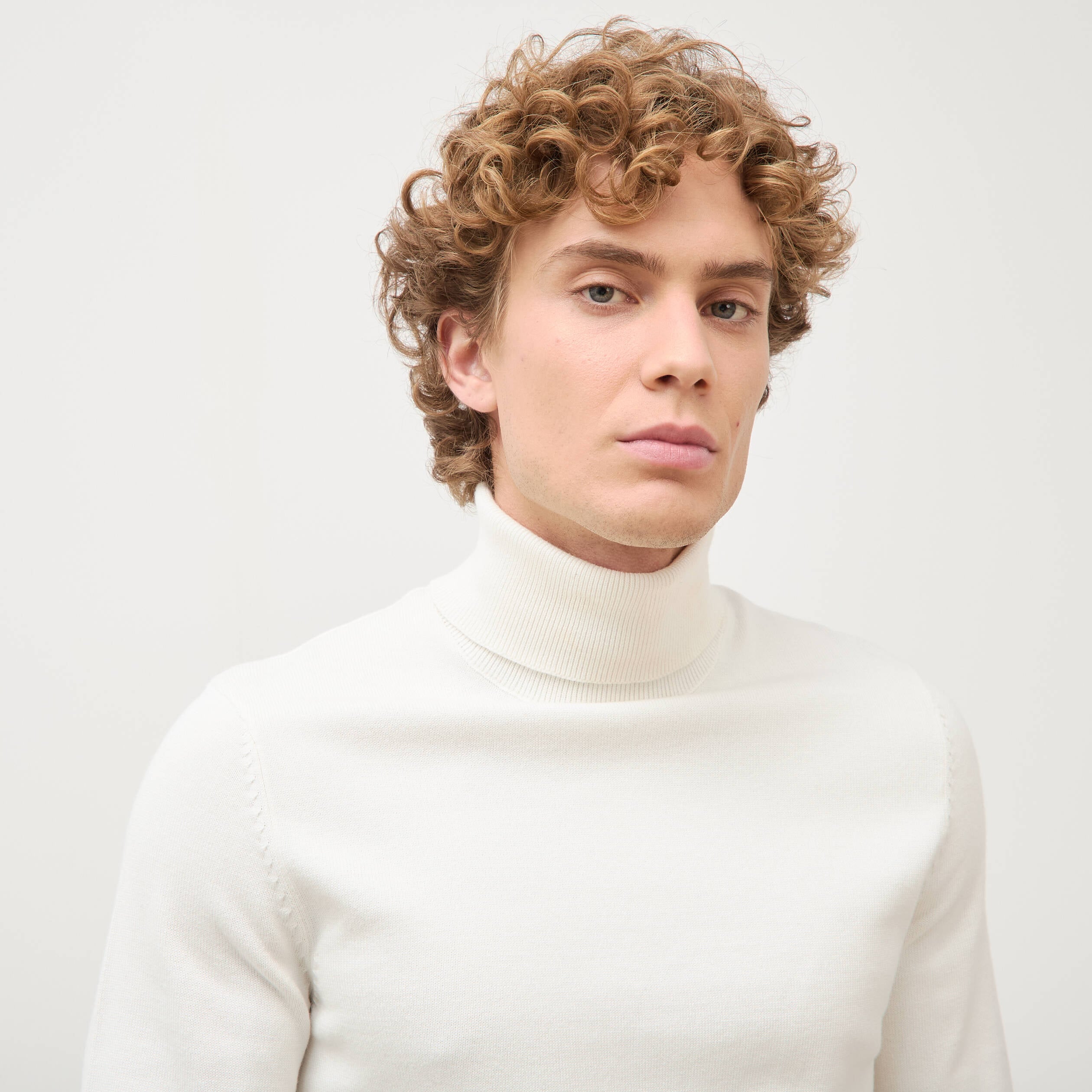 Pull fin col montant manches longues ecru homme