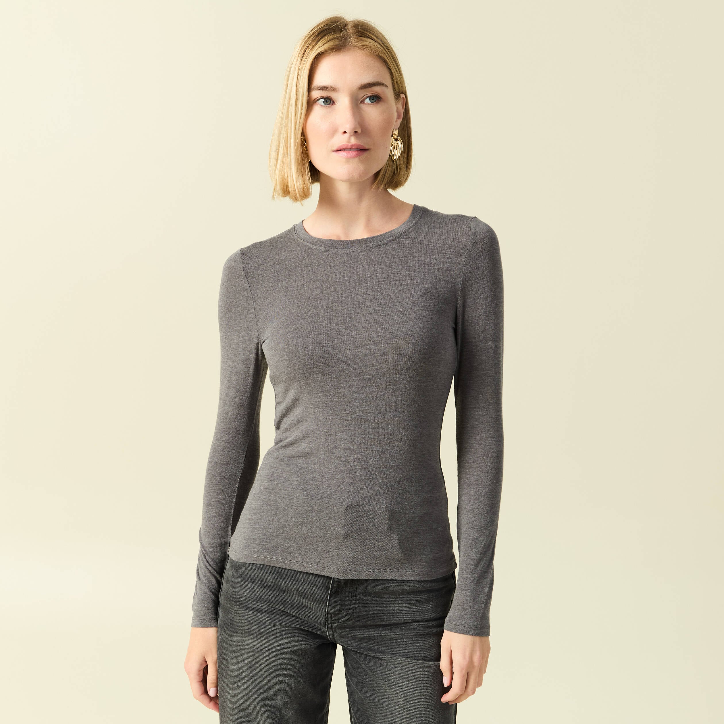 T-shirt cintr&eacute; manches longues col rond gris fonc&eacute; femme