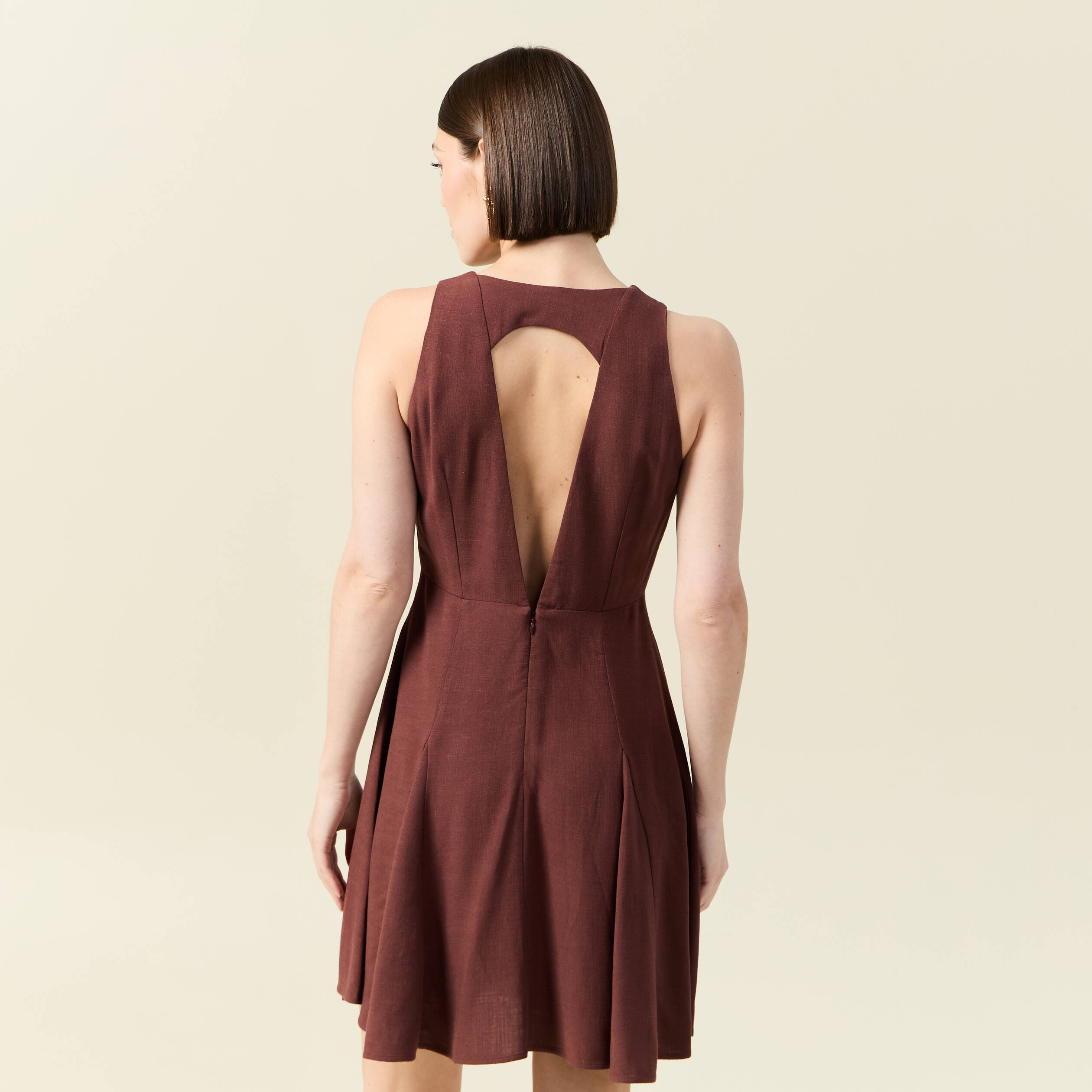 Robe sans manches col V marron femme