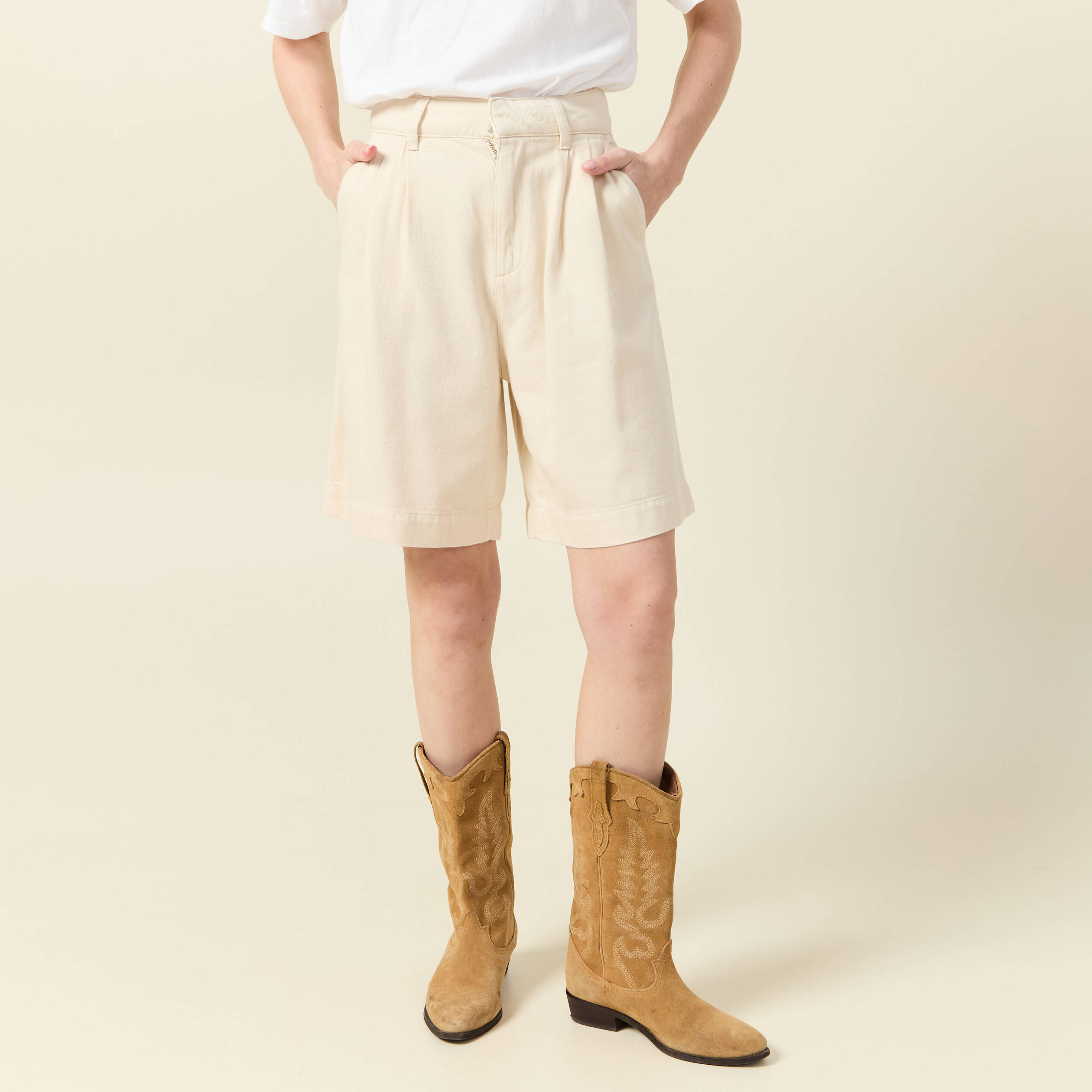 bermuda droit pinces en jean ecru femme Bermuda droit pinces en jean ecru femme