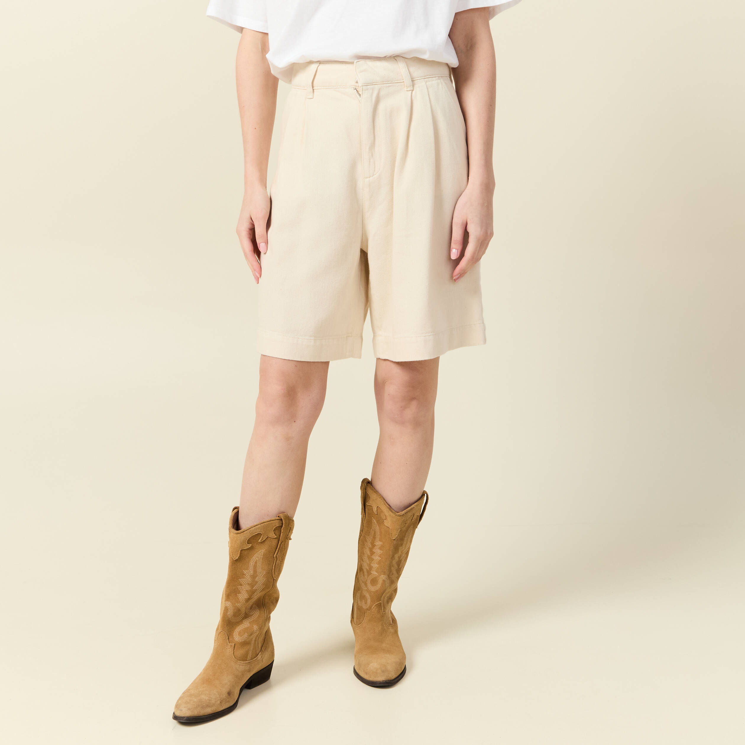 bermuda droit pinces en jean ecru femme Bermuda droit pinces en jean ecru femme