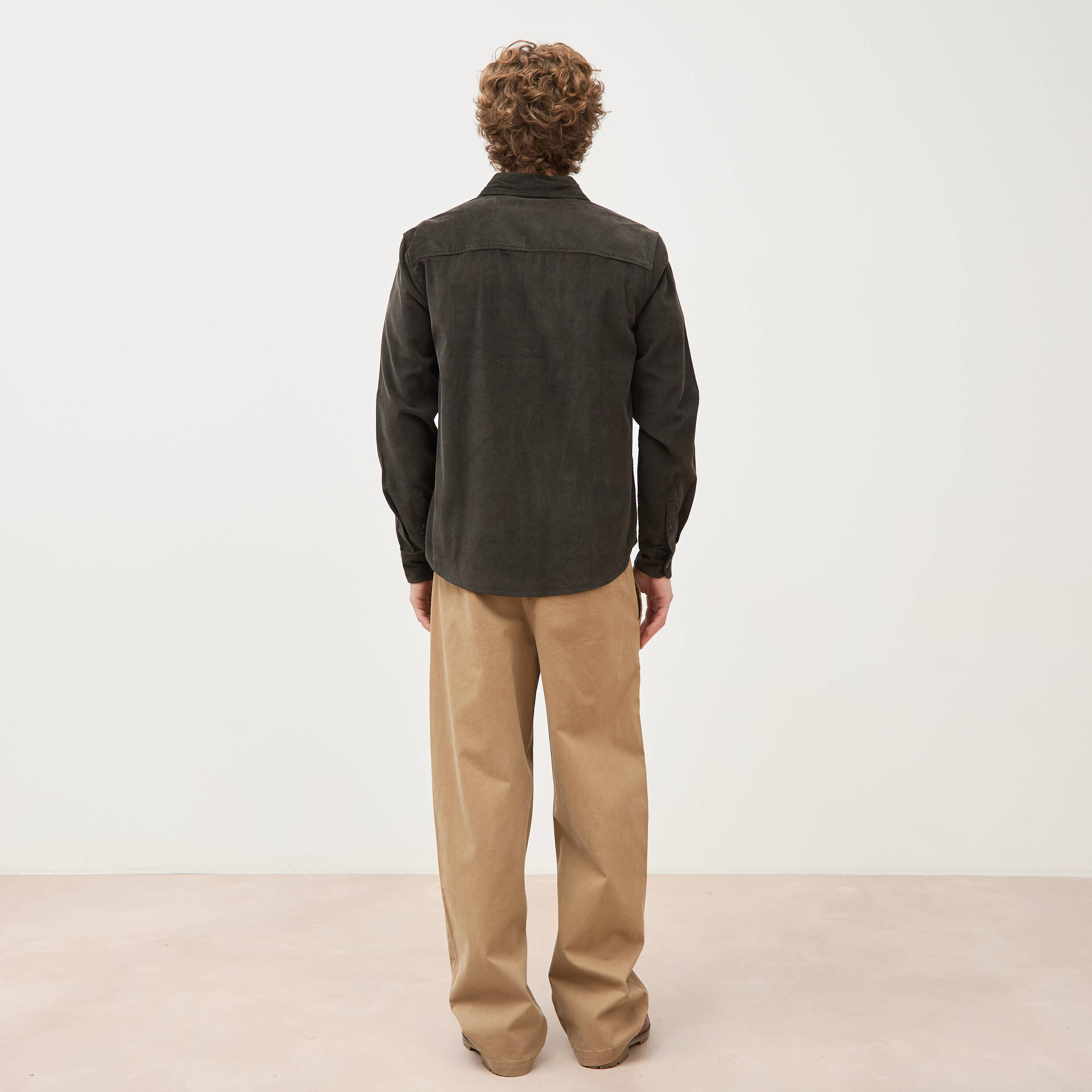 Chemise col classique en velours vert kaki homme