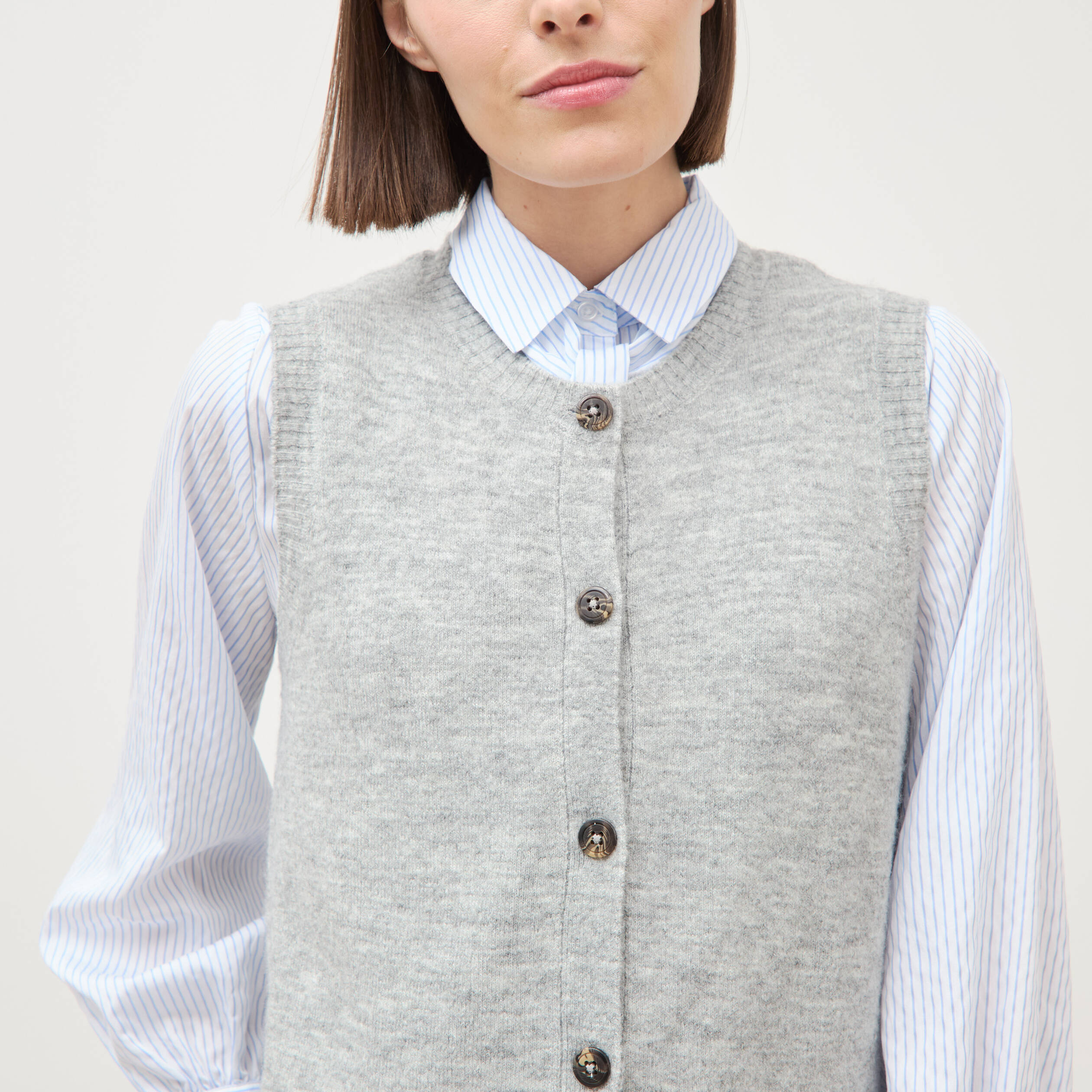 Pull droit court sans manches col rond gris femme