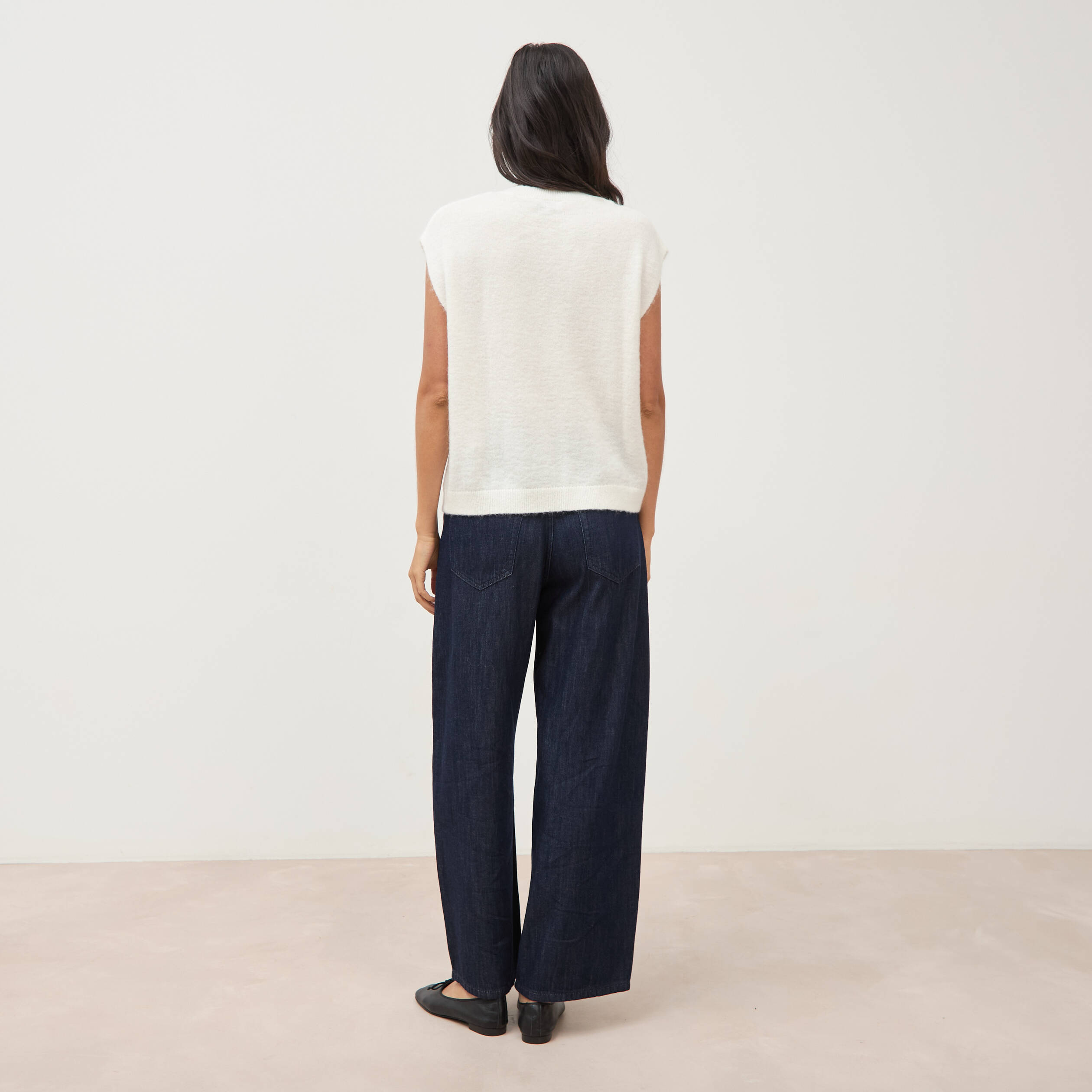 Pull droit court sans manches col rond ecru femme