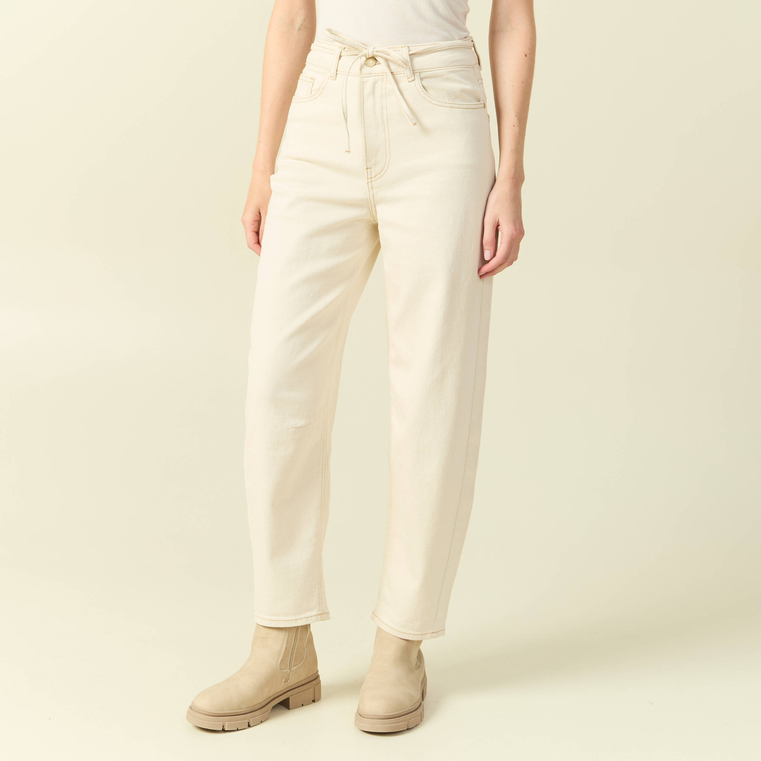 Jeans barrel 7/8&egrave;me avec ceinture denim blanc femme