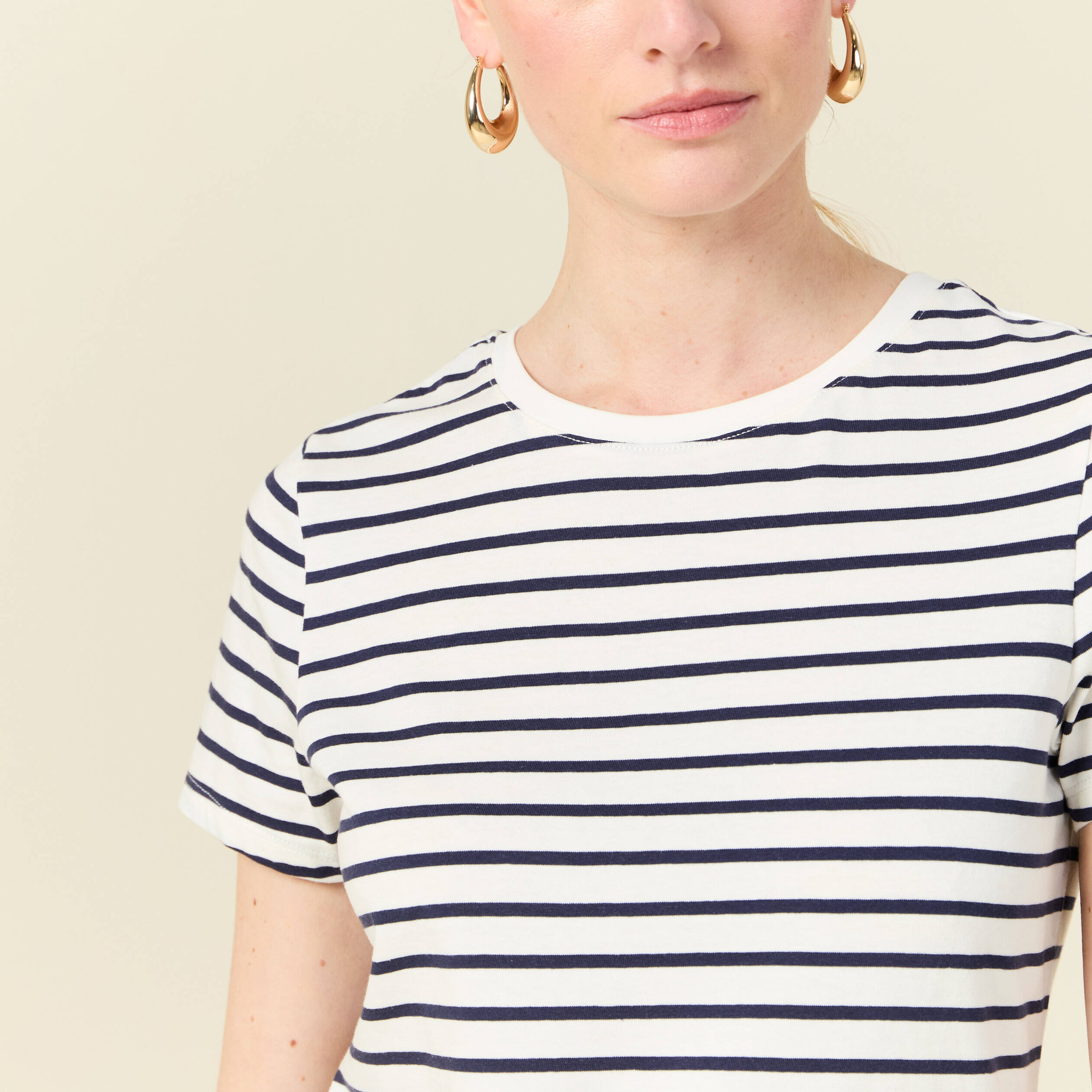 T-shirt cintr&eacute; col rond manches courtes ecru femme