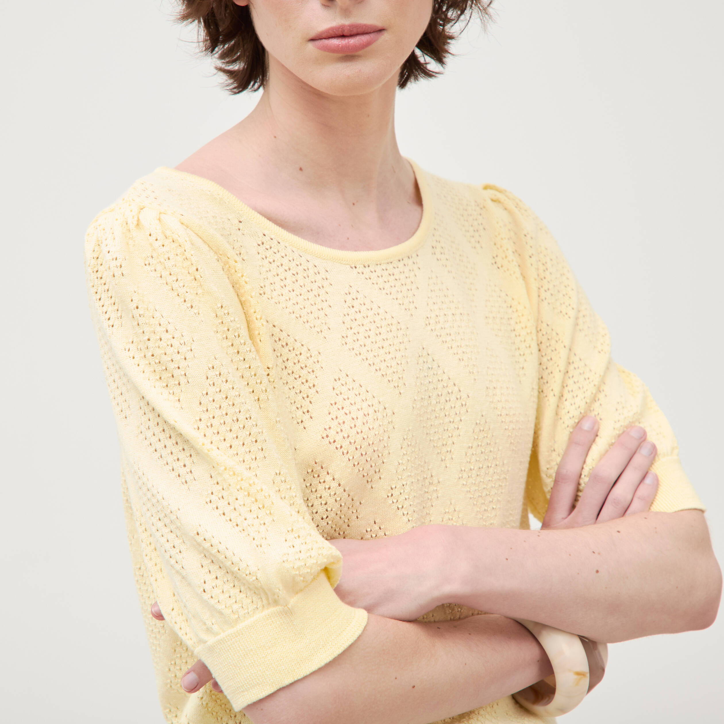 Pull ajour&eacute; droit court manches courtes jaune clair femme