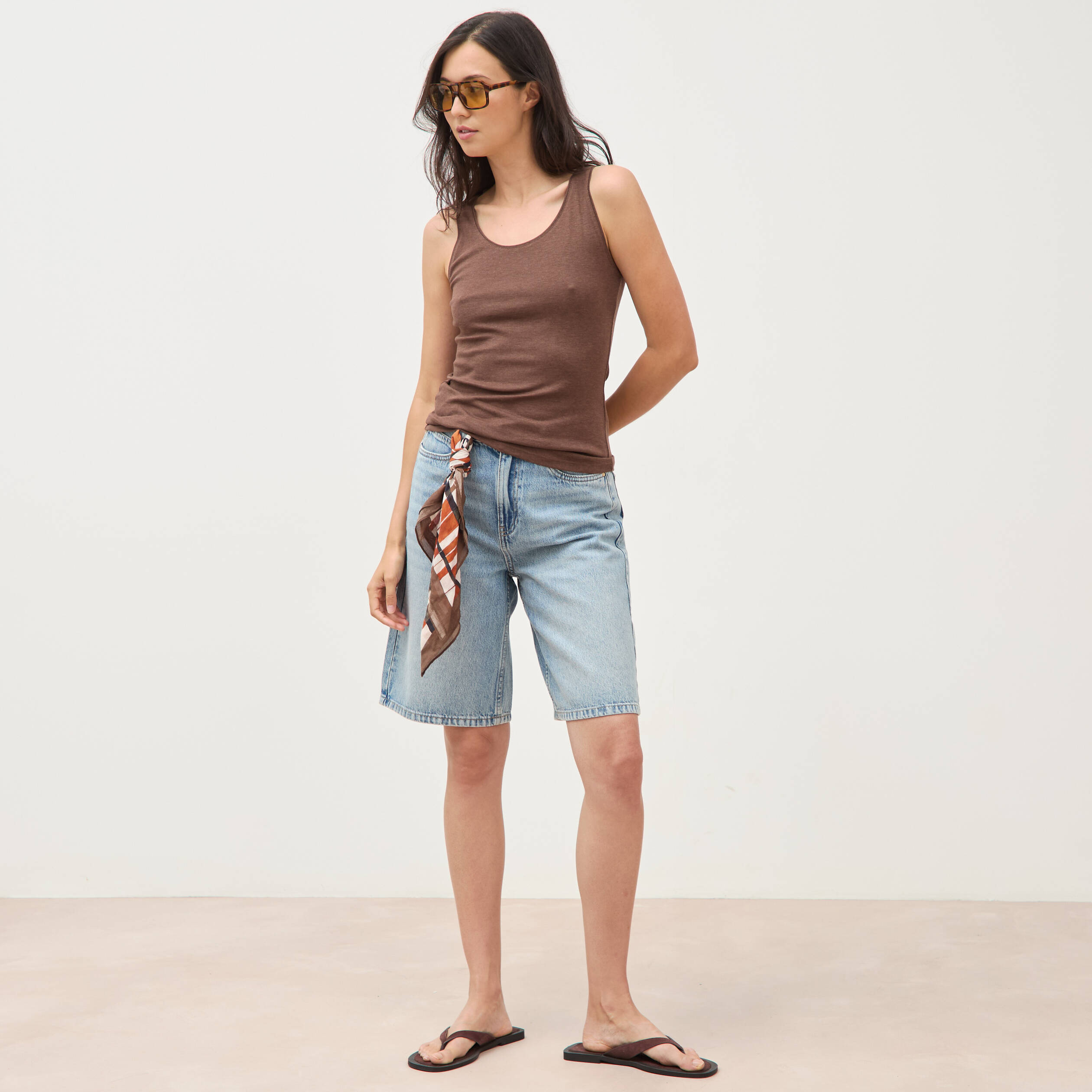 D&eacute;bardeur cintr&eacute; d&eacute;collet&eacute; sans manches marron femme
