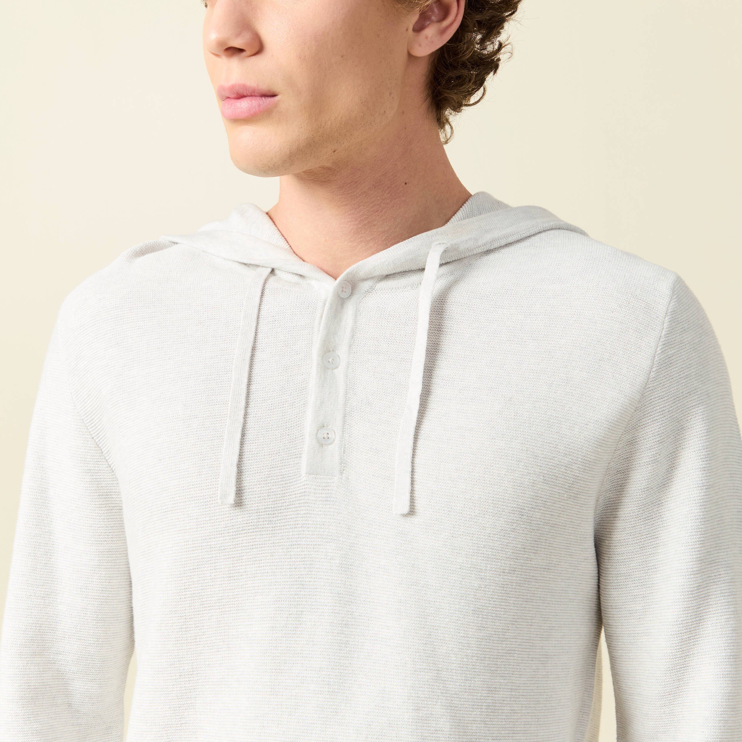 Pull fin en coton &agrave; capuche ecru homme