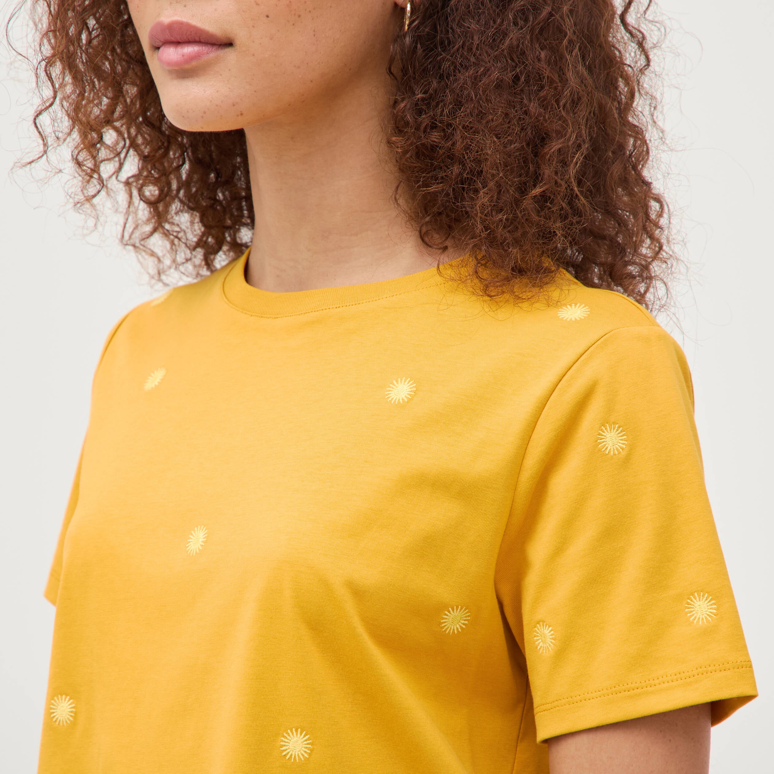 T-shirt droit col rond brod&eacute; en coton jaune or femme