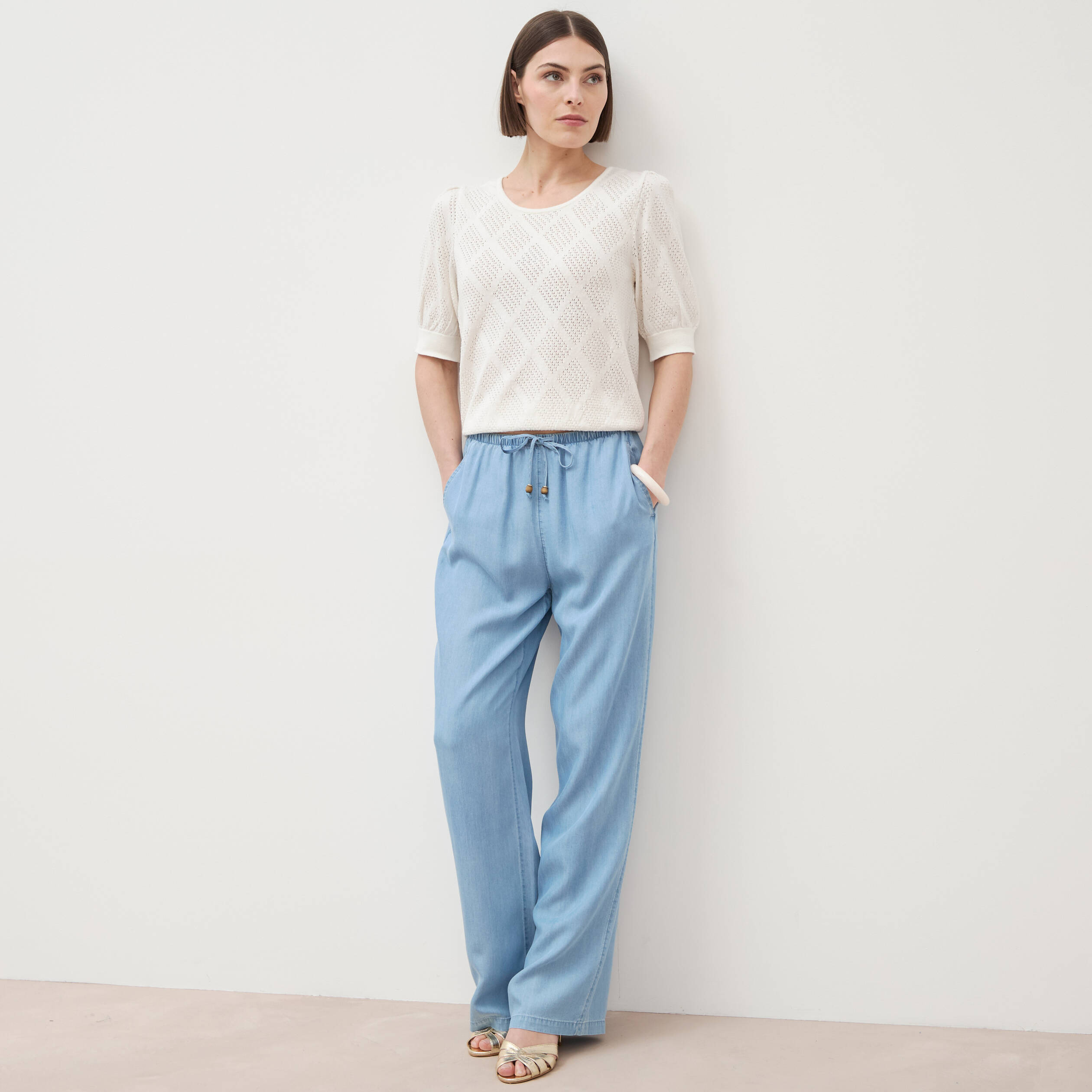 Jeans taille &eacute;lastique coupe droite denim bleach femme