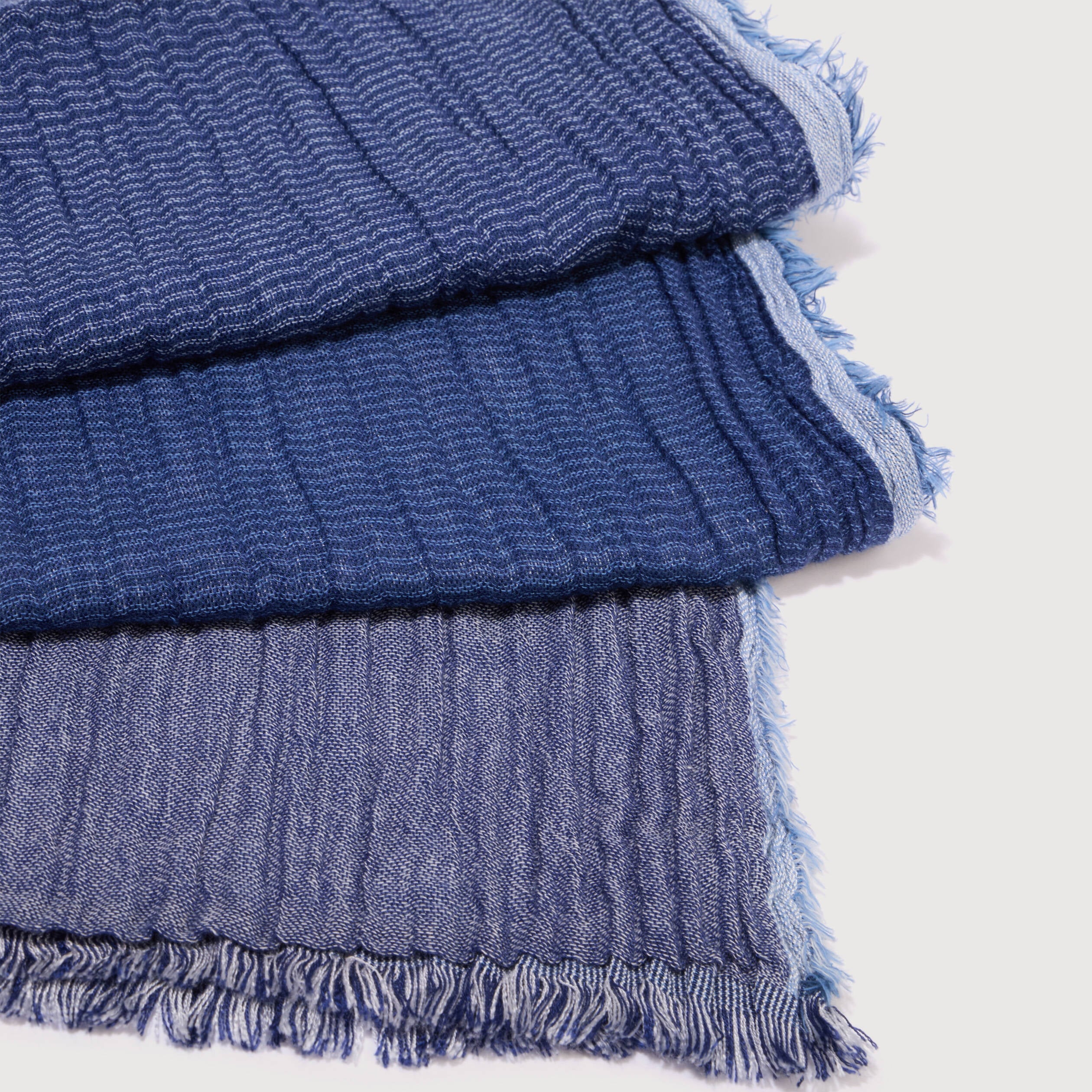 Foulard froiss&eacute; bleu marine homme
