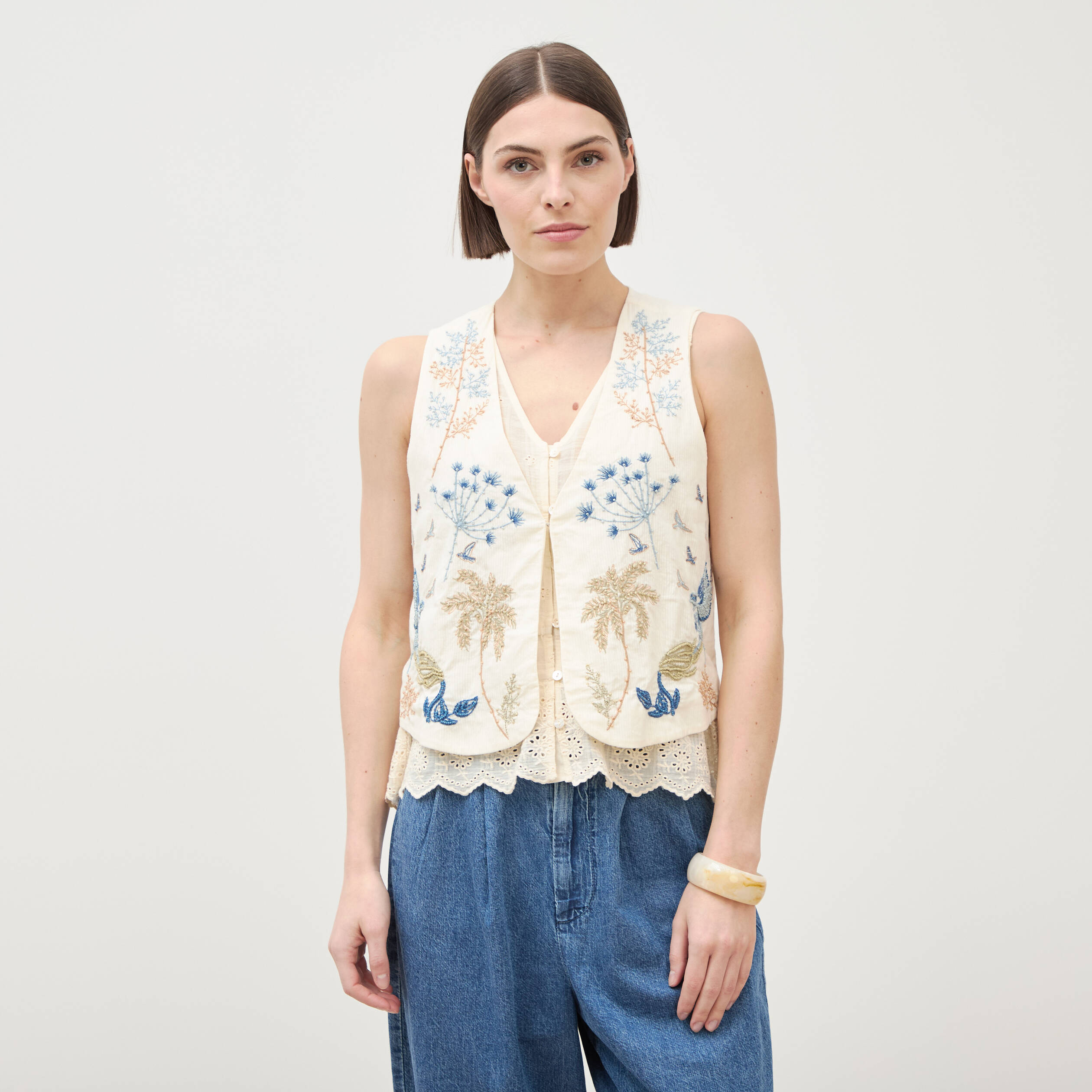 Gilet sans manches col v broderie ecru femme