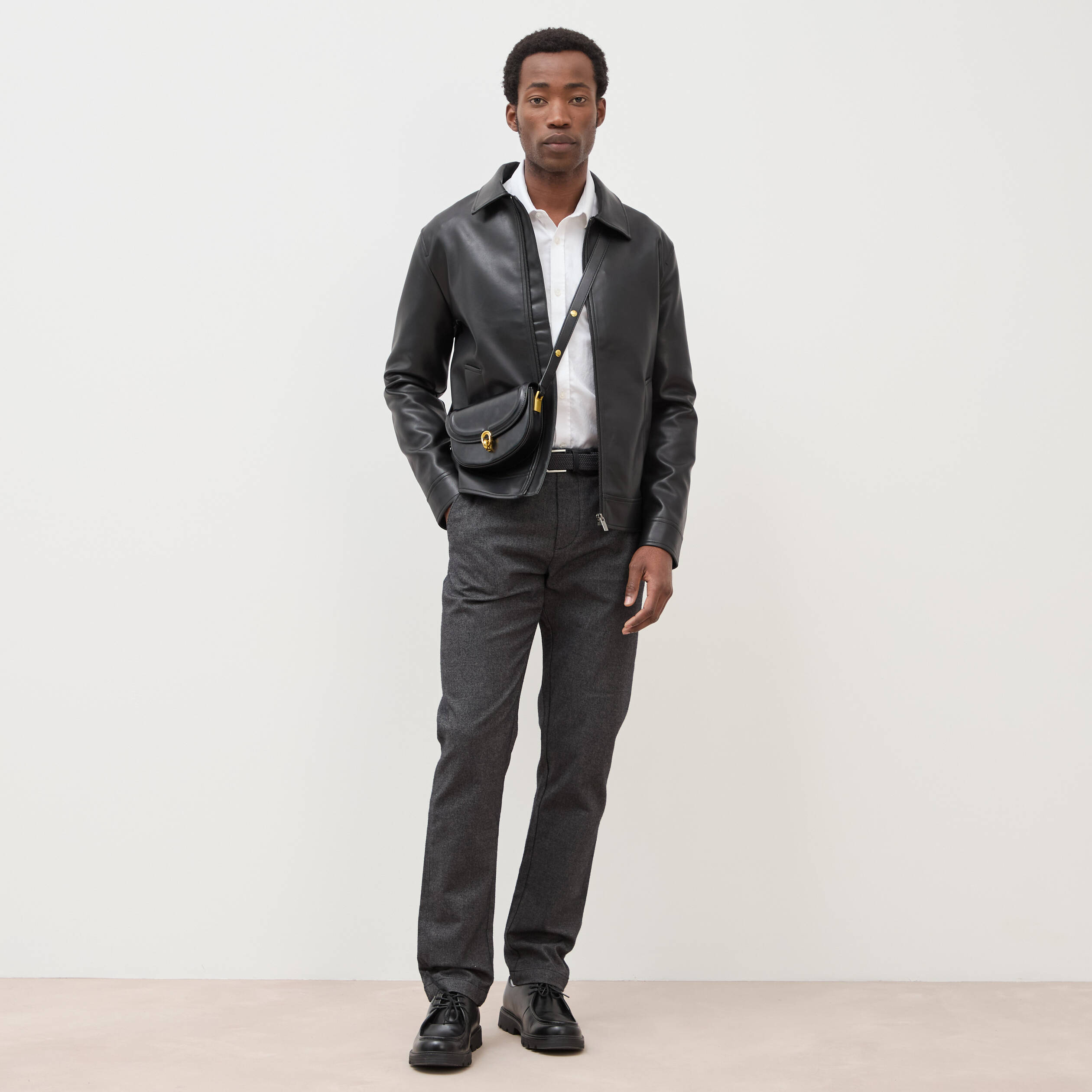 Pantalon chino avec ceinture gris fonc&eacute; homme