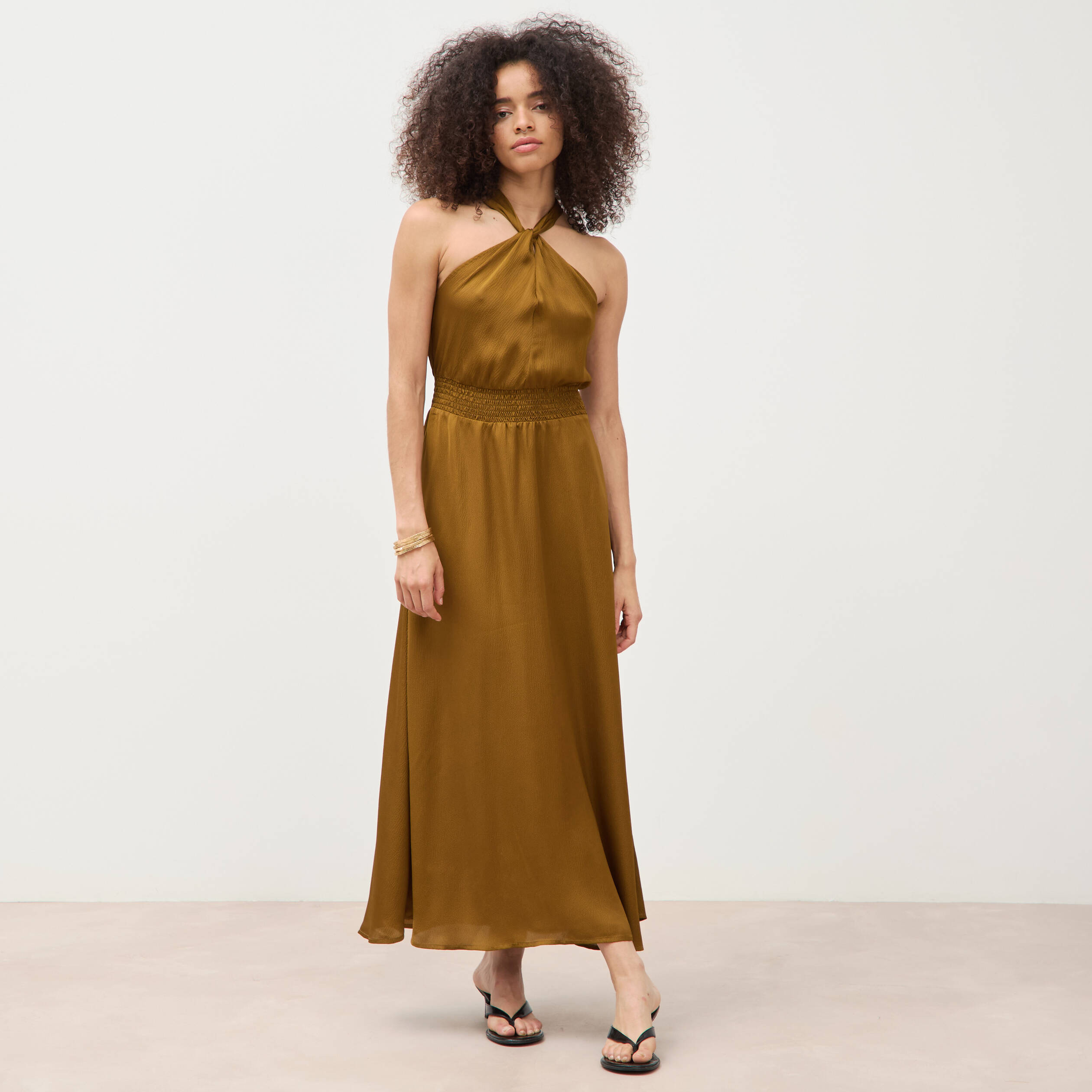 Robe satin&eacute;e col montant sans manches vert olive femme