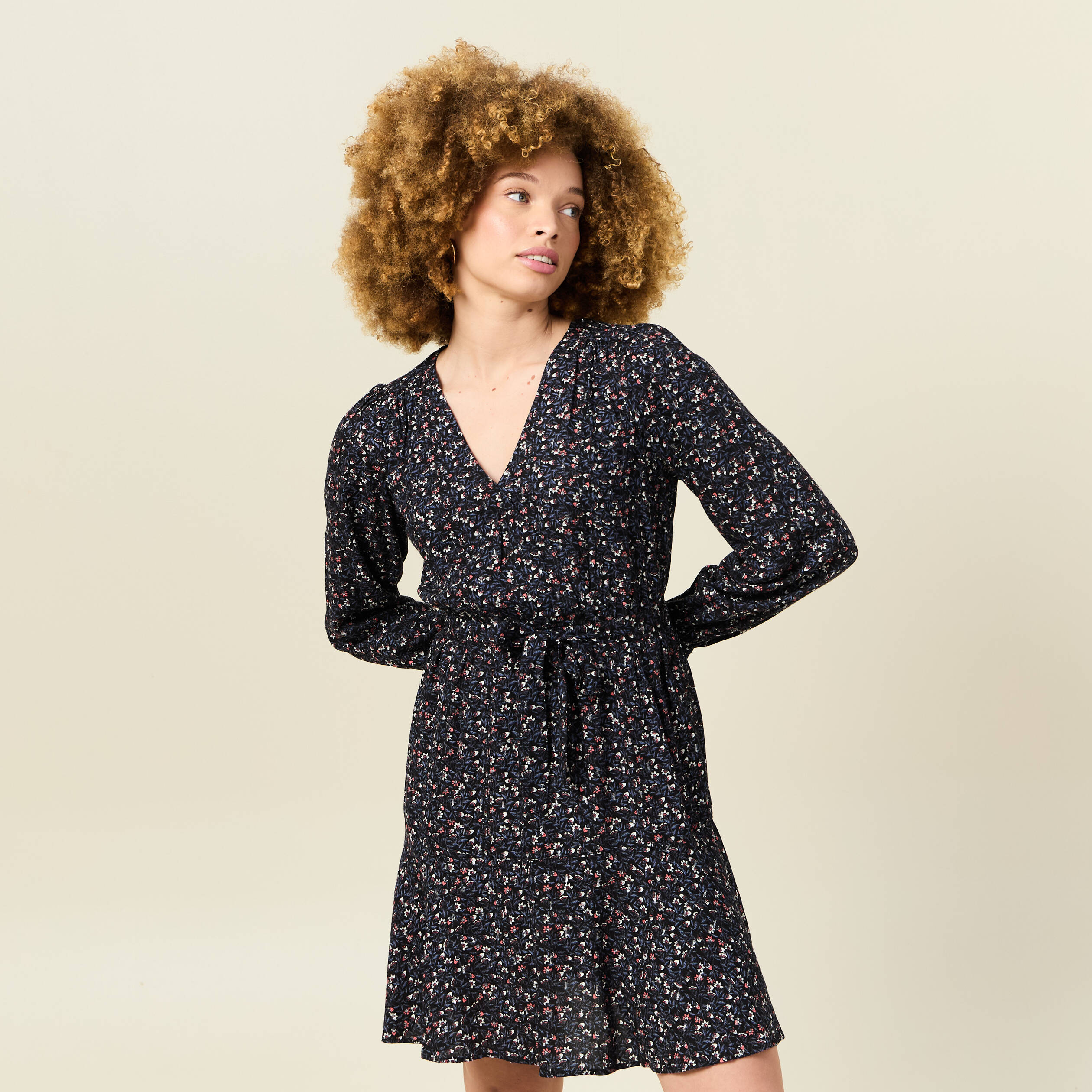 Robe droite courte col v manches longues noir femme