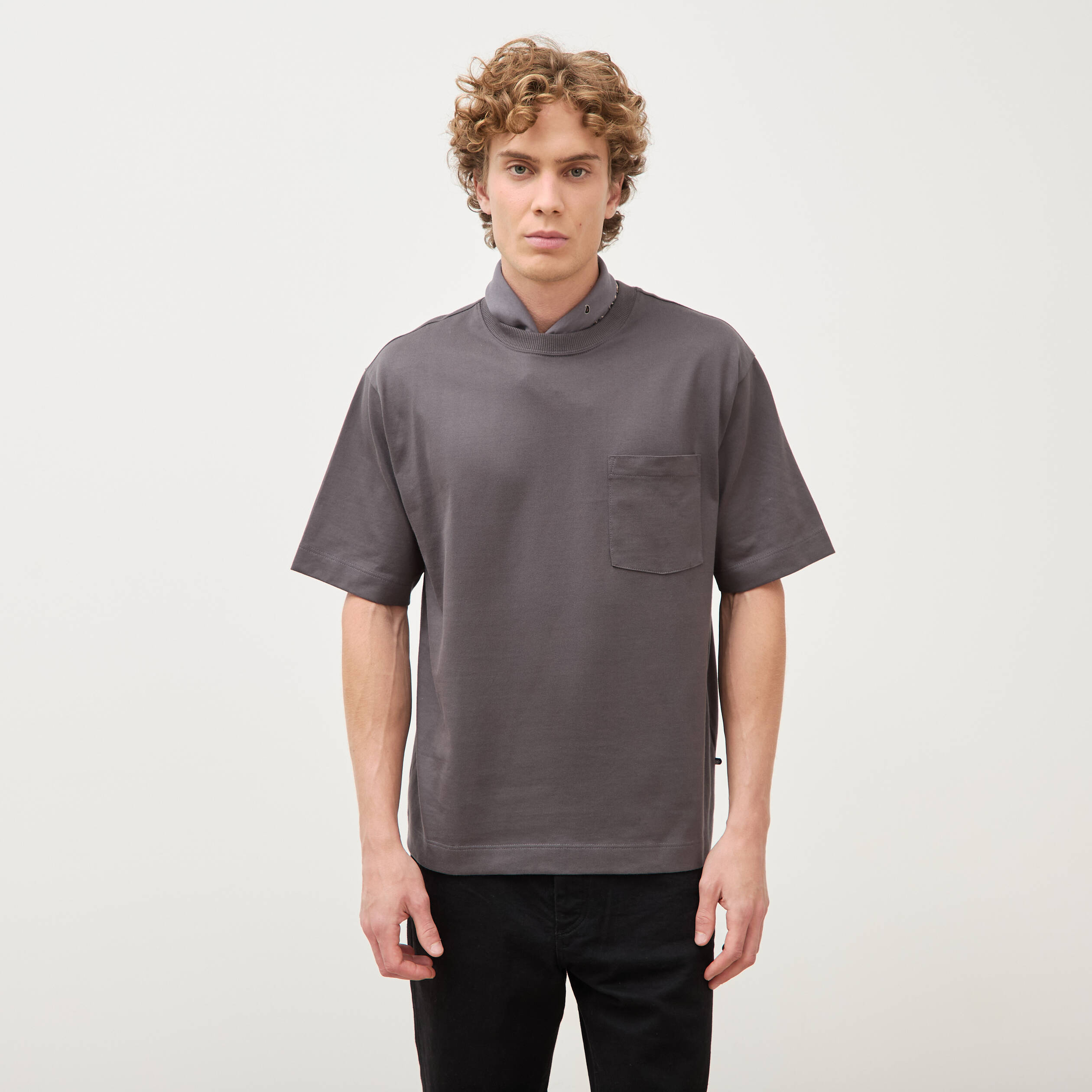T-shirt droit en coton col ras du cou gris fonc&eacute; homme