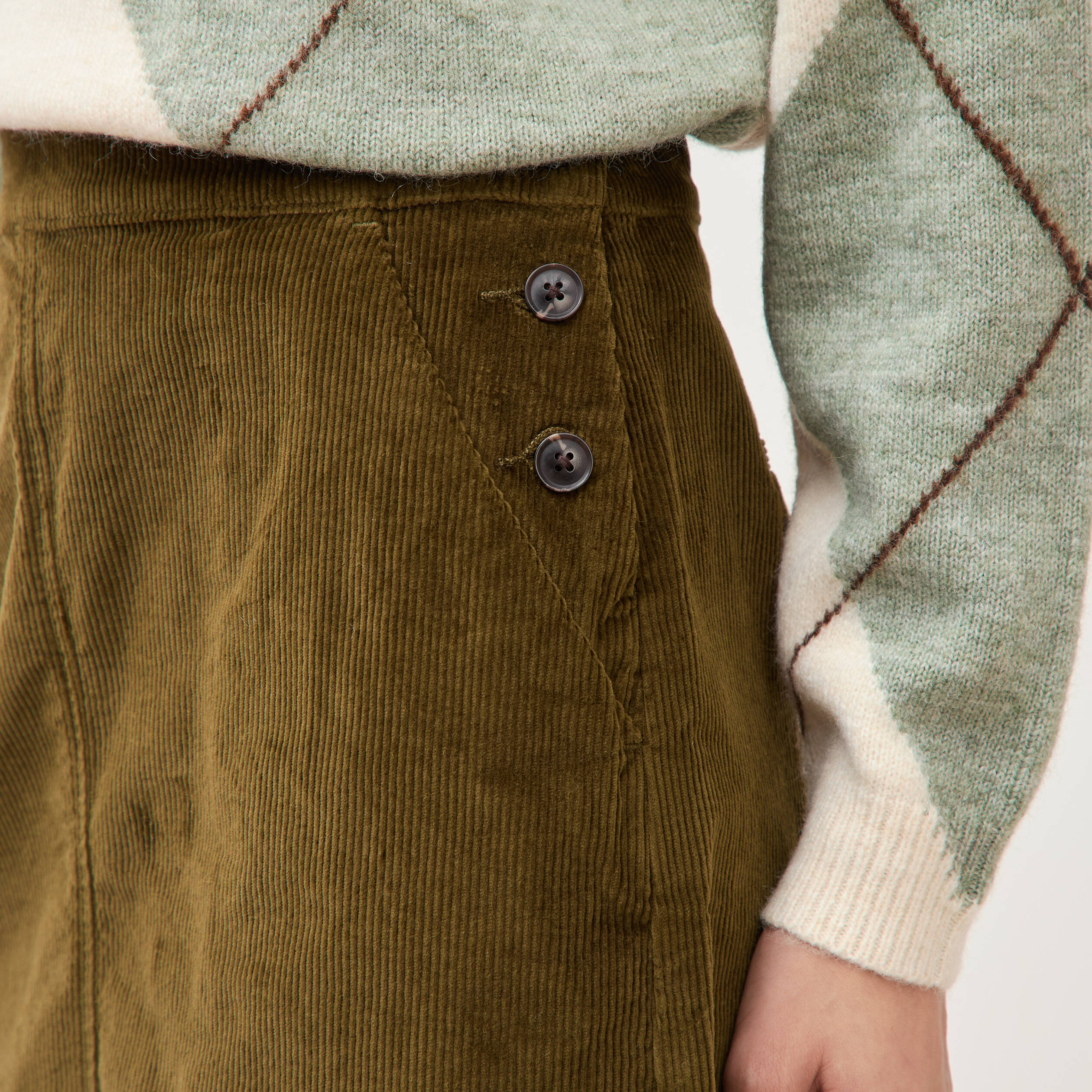 Jupe droite courte en velours vert olive femme