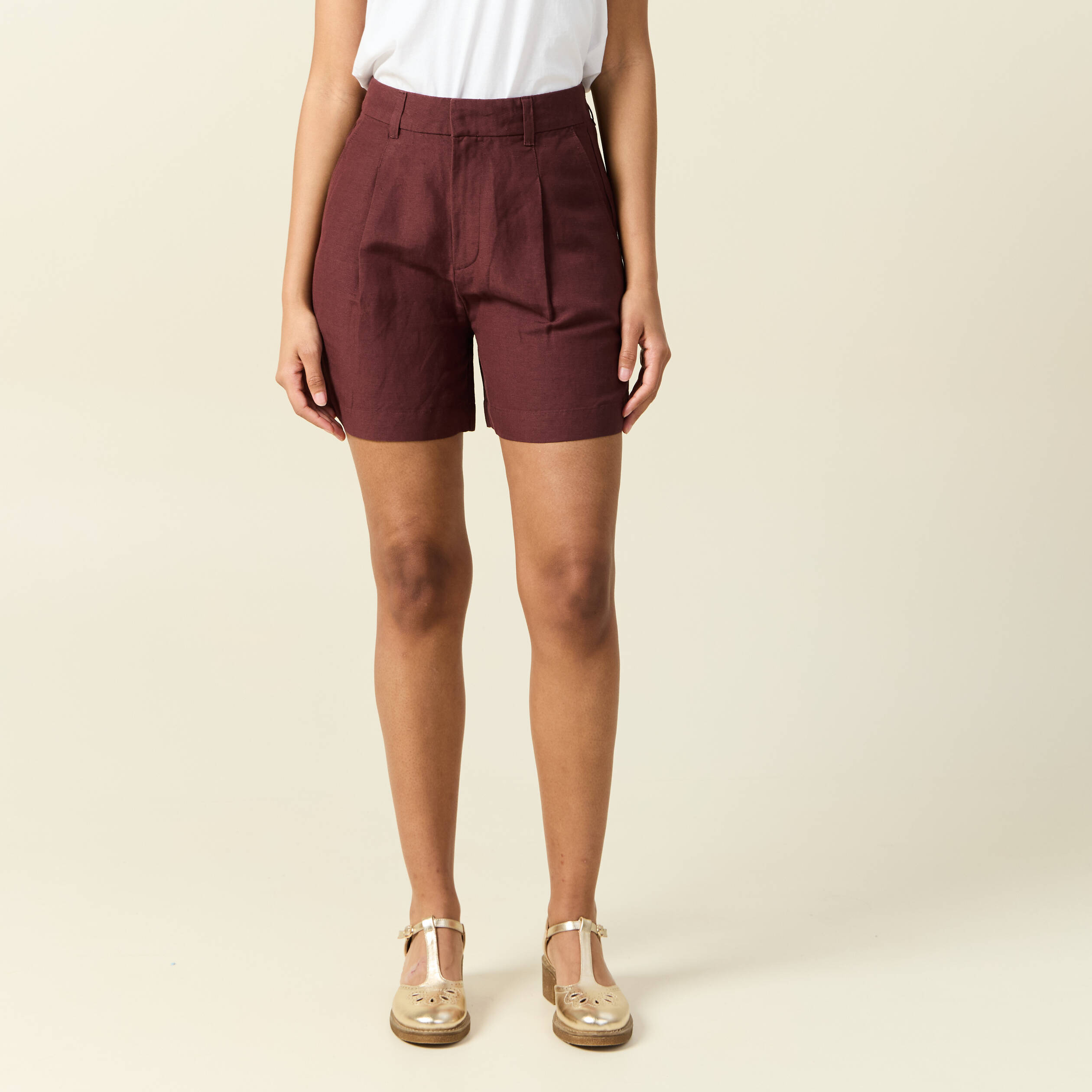 short droit avec pinces bordeaux femme Short droit avec pinces bordeaux femme