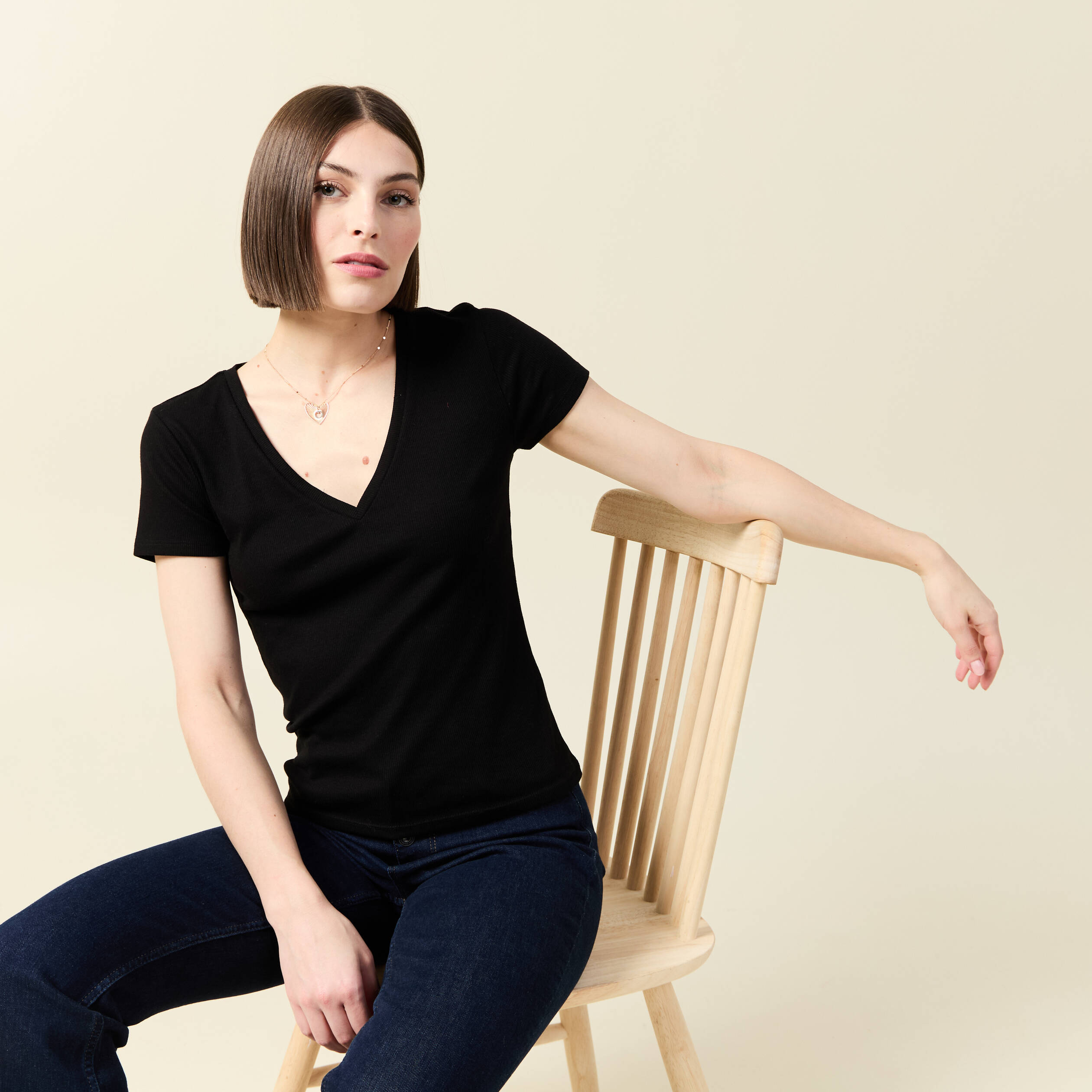t shirt ajuste col v manches courtes noir femme T-shirt ajusté col V manches courtes noir femme