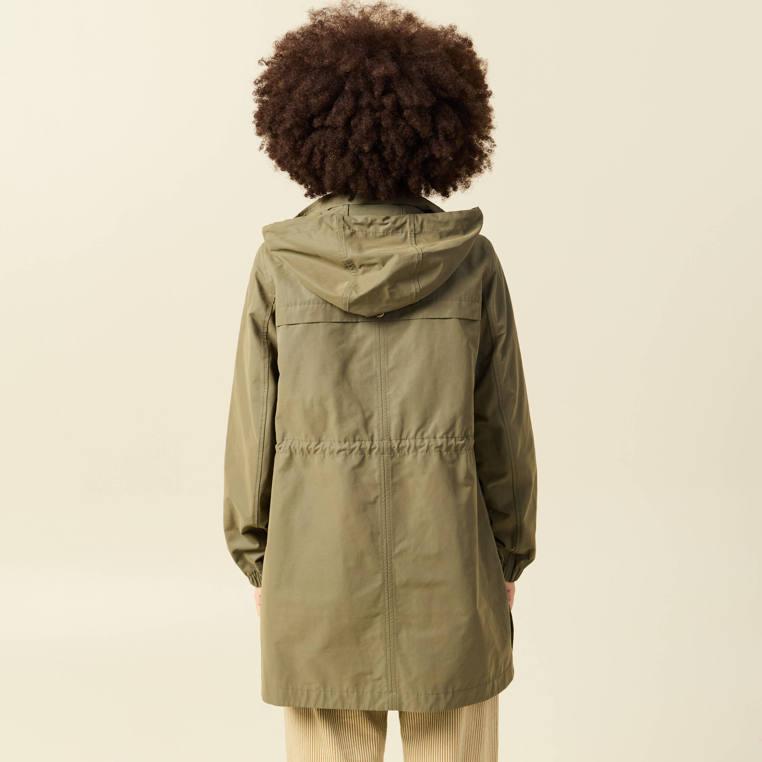 Parka longue droite d&eacute;perlante &agrave; capuche vert kaki femme