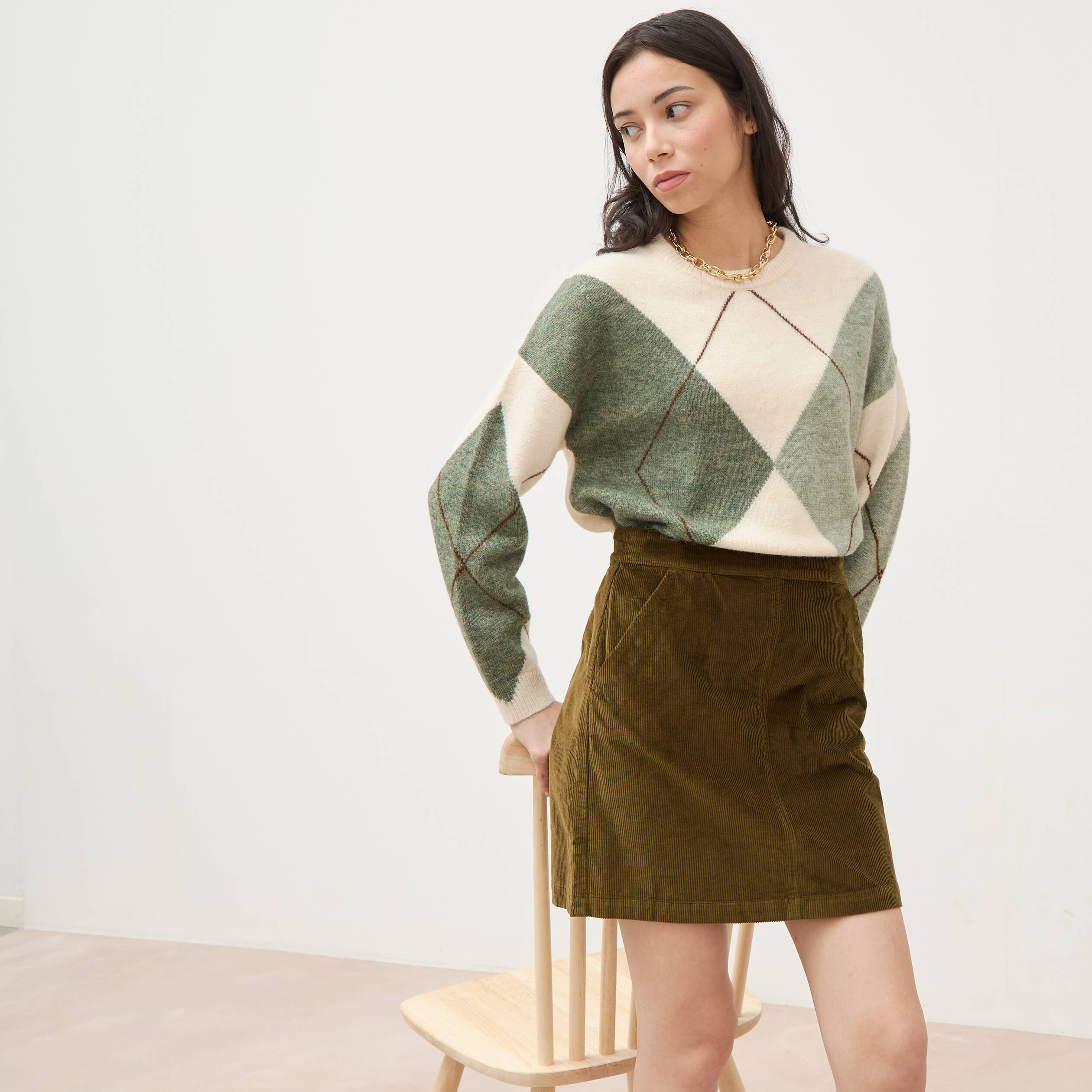 Jupe droite courte en velours vert olive femme