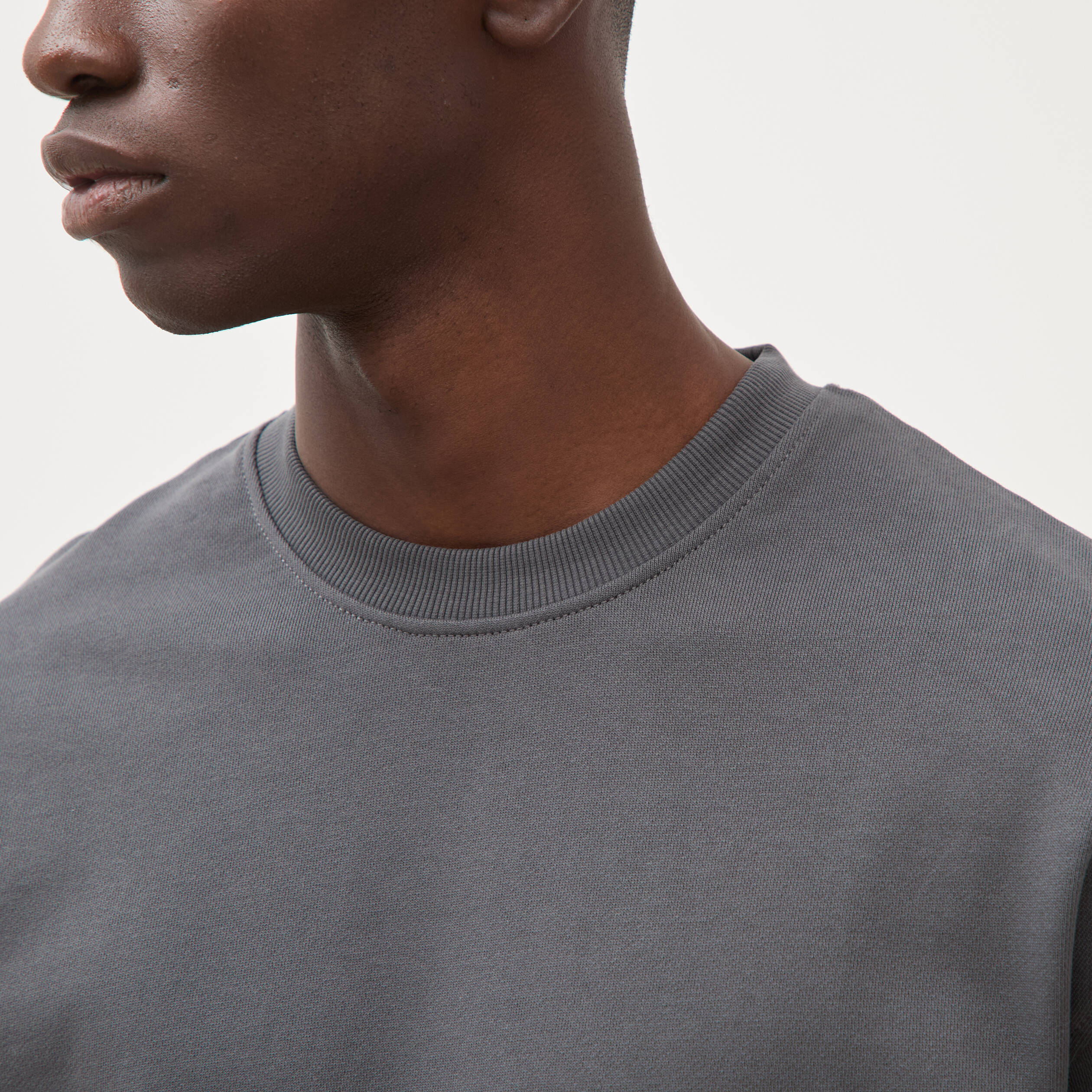 Sweat col rond manches longues en coton gris fonc&eacute; homme