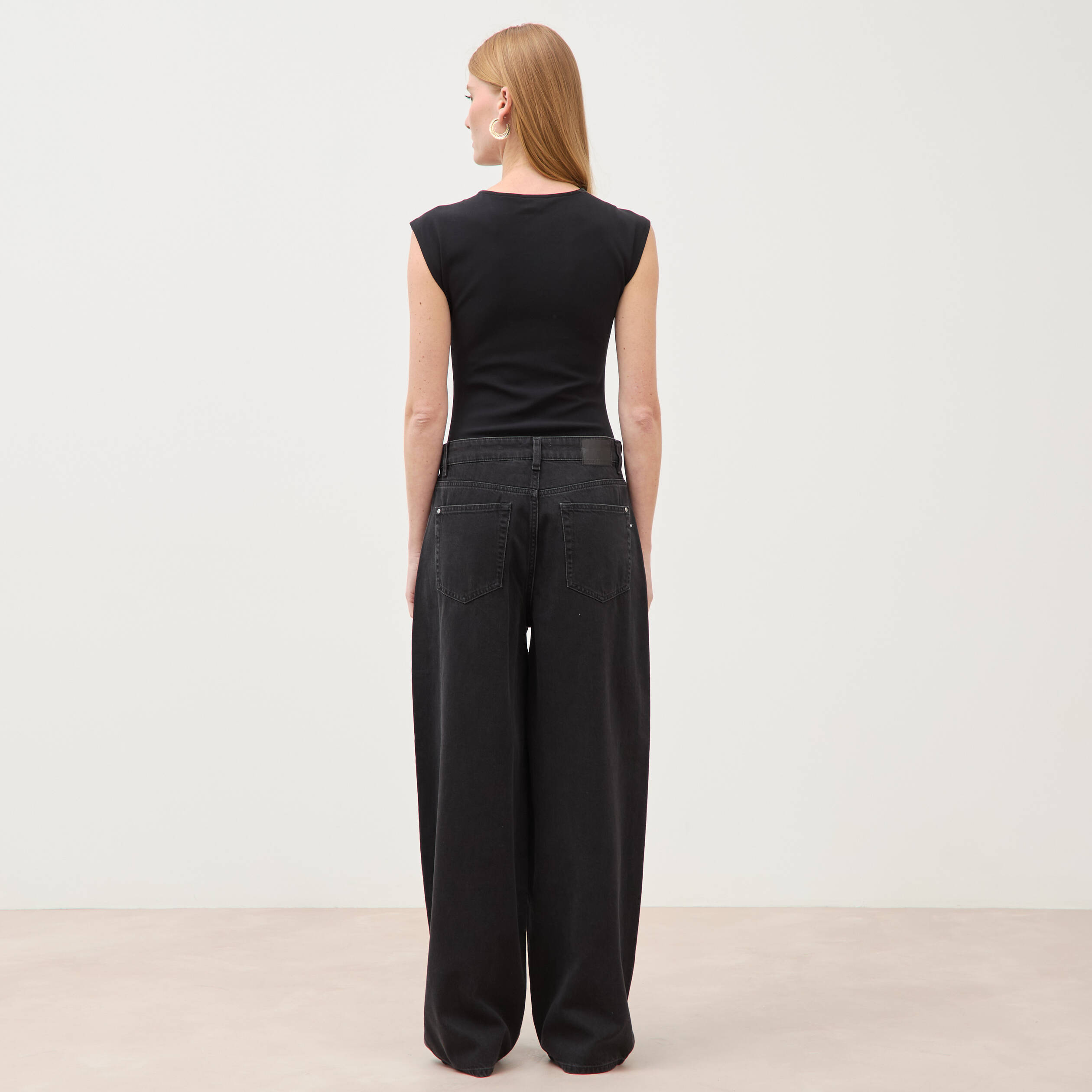 Body ajust&eacute; col rond manches d&eacute;bardeur noir femme