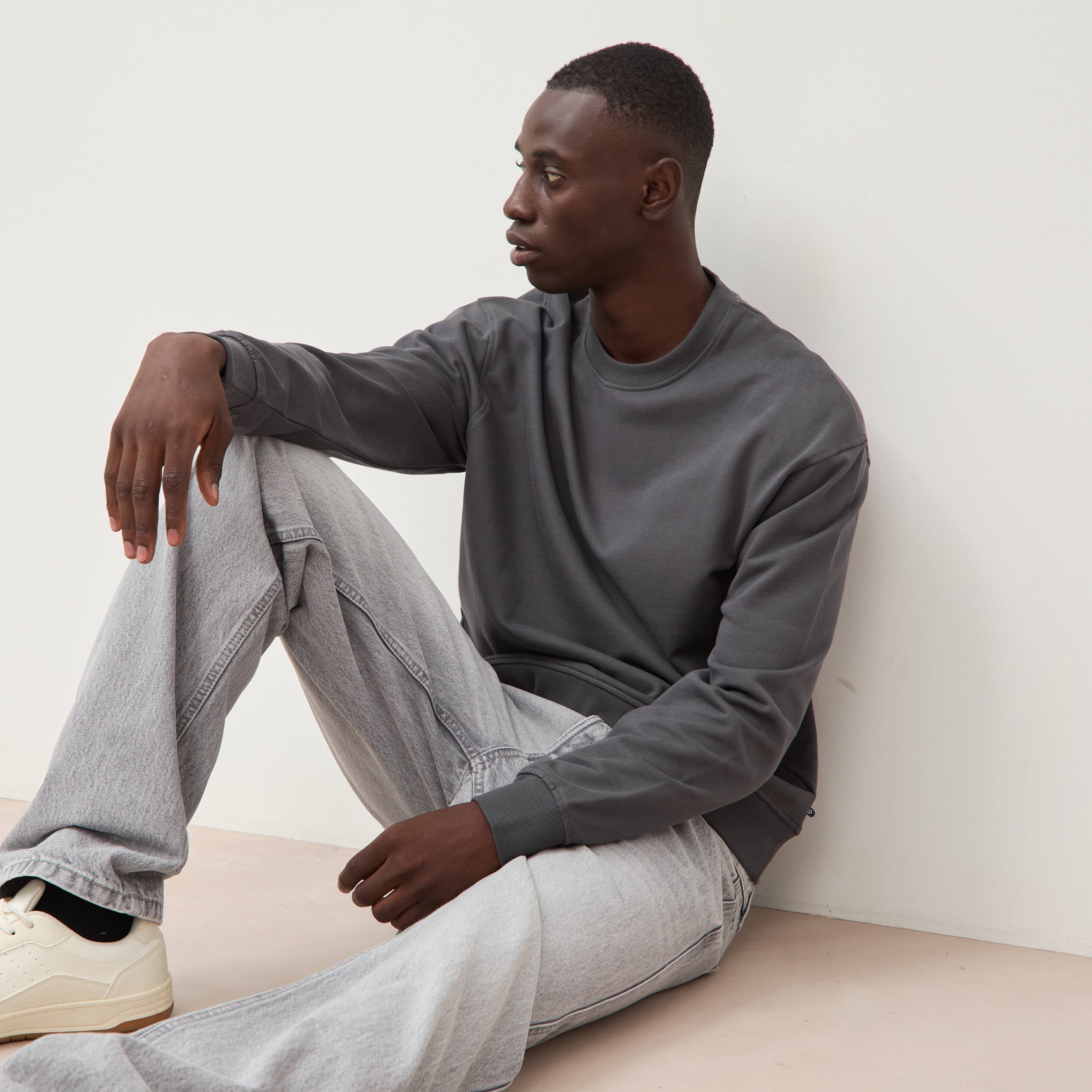 Sweat col rond manches longues en coton gris fonc&eacute; homme