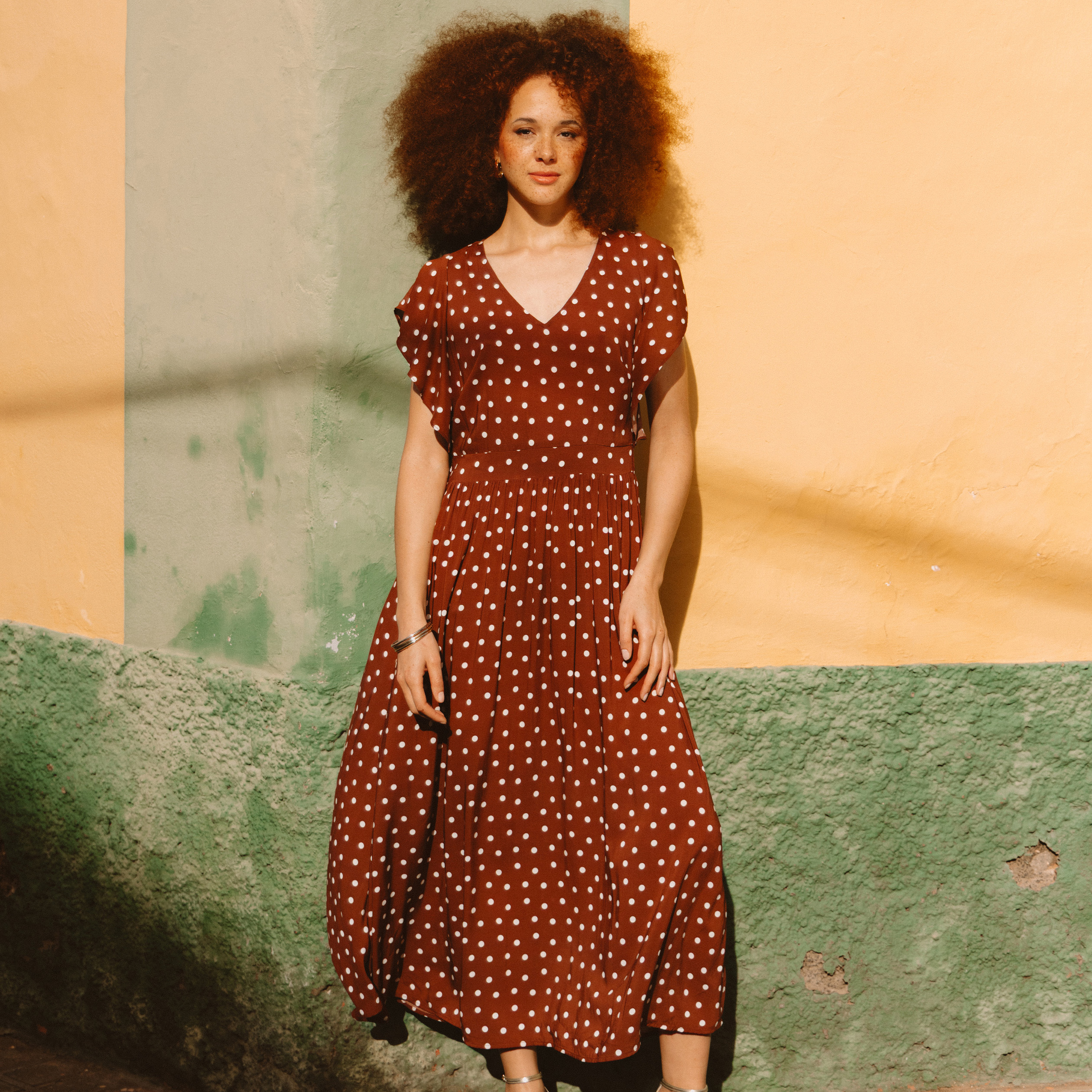 Robe longue &eacute;vas&eacute;e col v manches courtes marron cognac femme