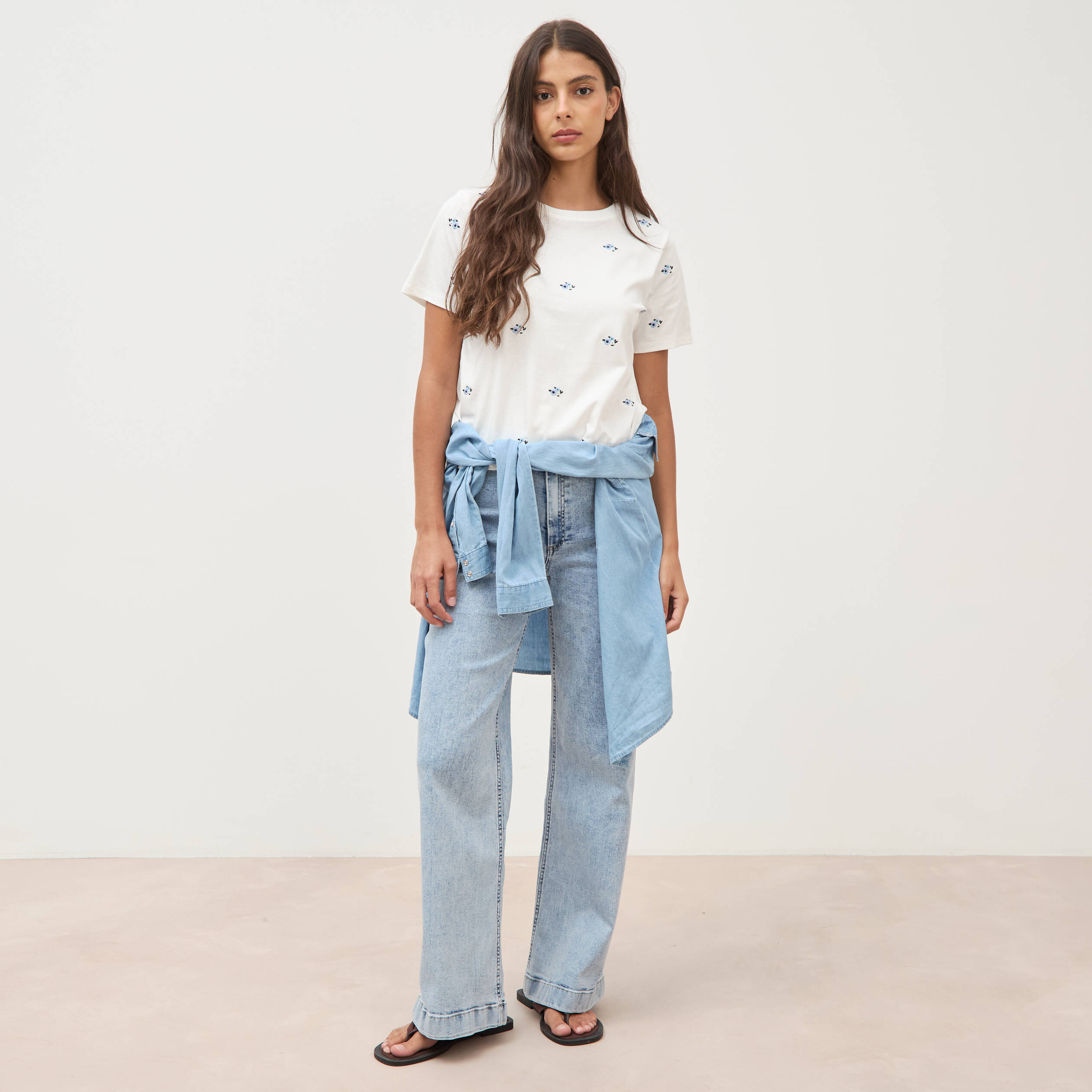 T-shirt droit col rond brod&eacute; en coton ivoire femme