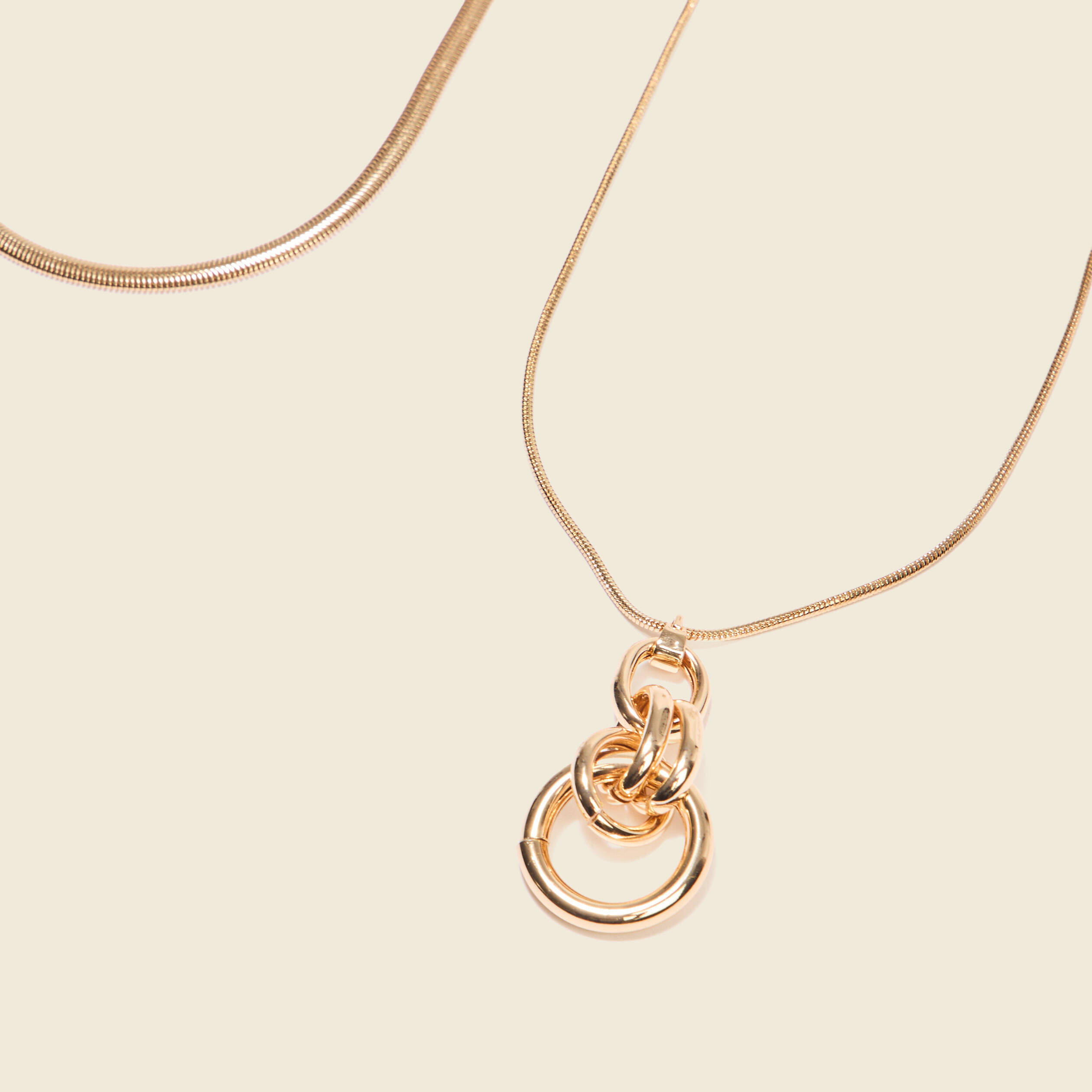 collier 2 rangs avec pendentif couleur or femme Collier 2 rangs avec pendentif couleur or femme