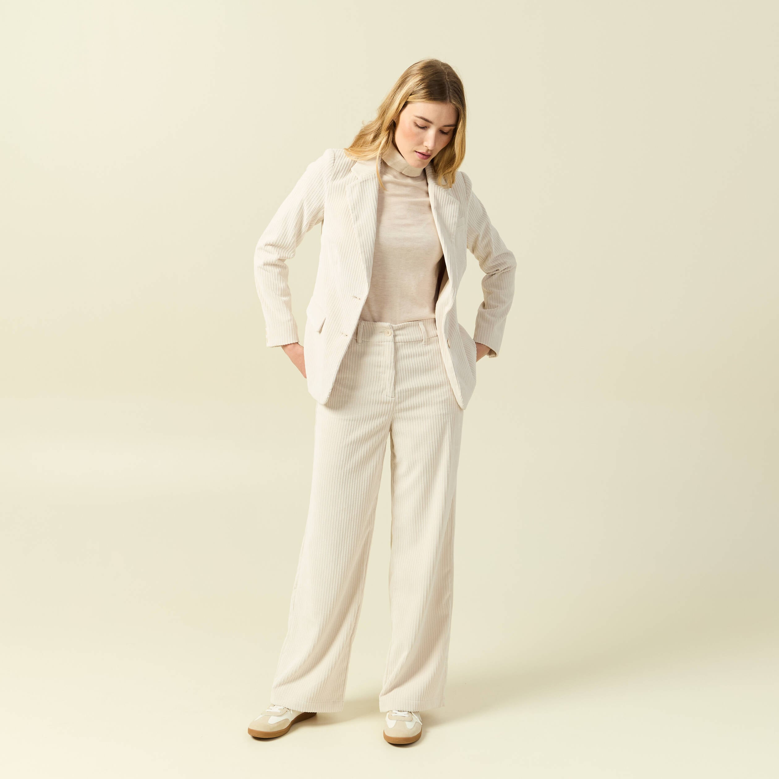 Pull fin col roul&eacute; manches longues creme femme
