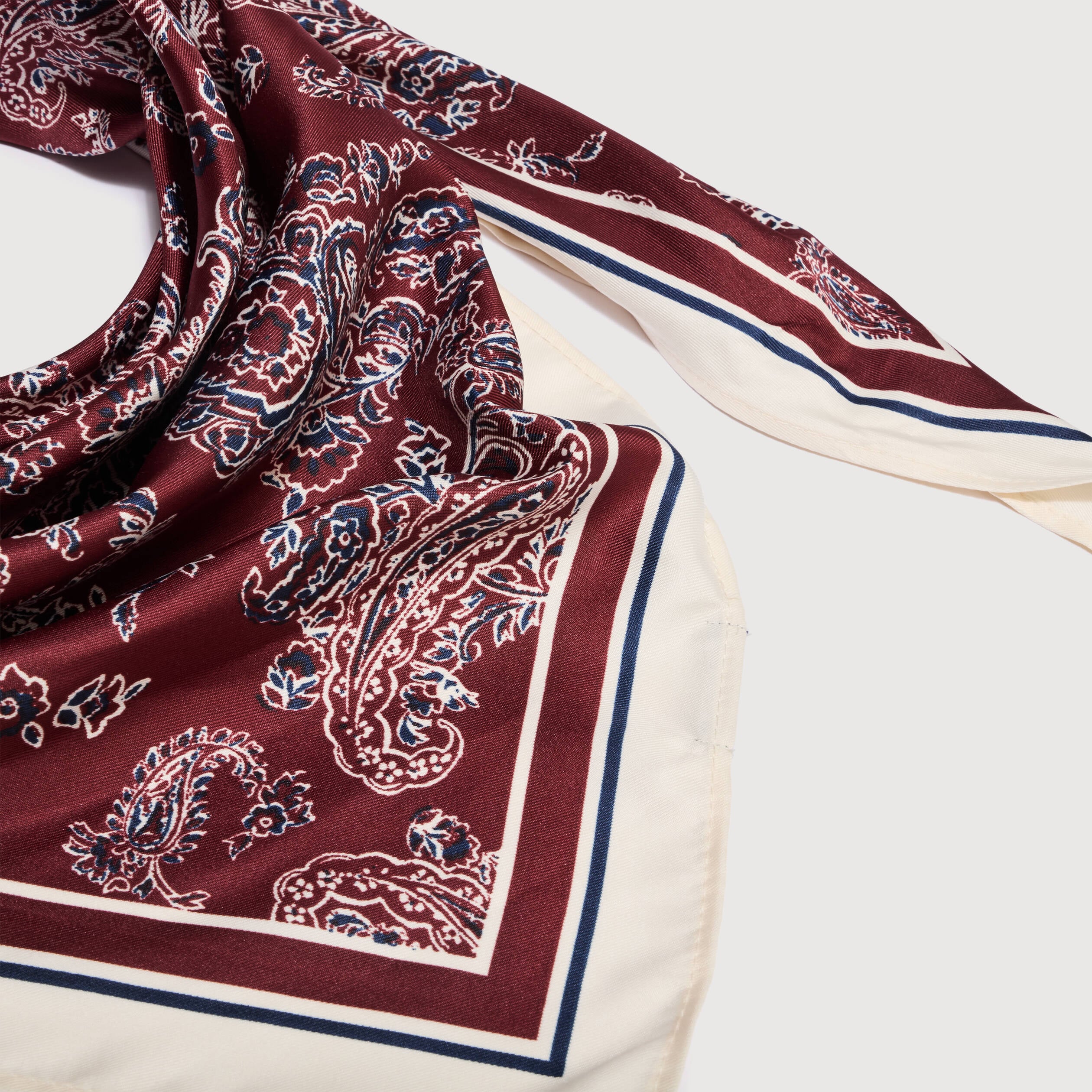 Foulard satin&eacute; bordeaux femme