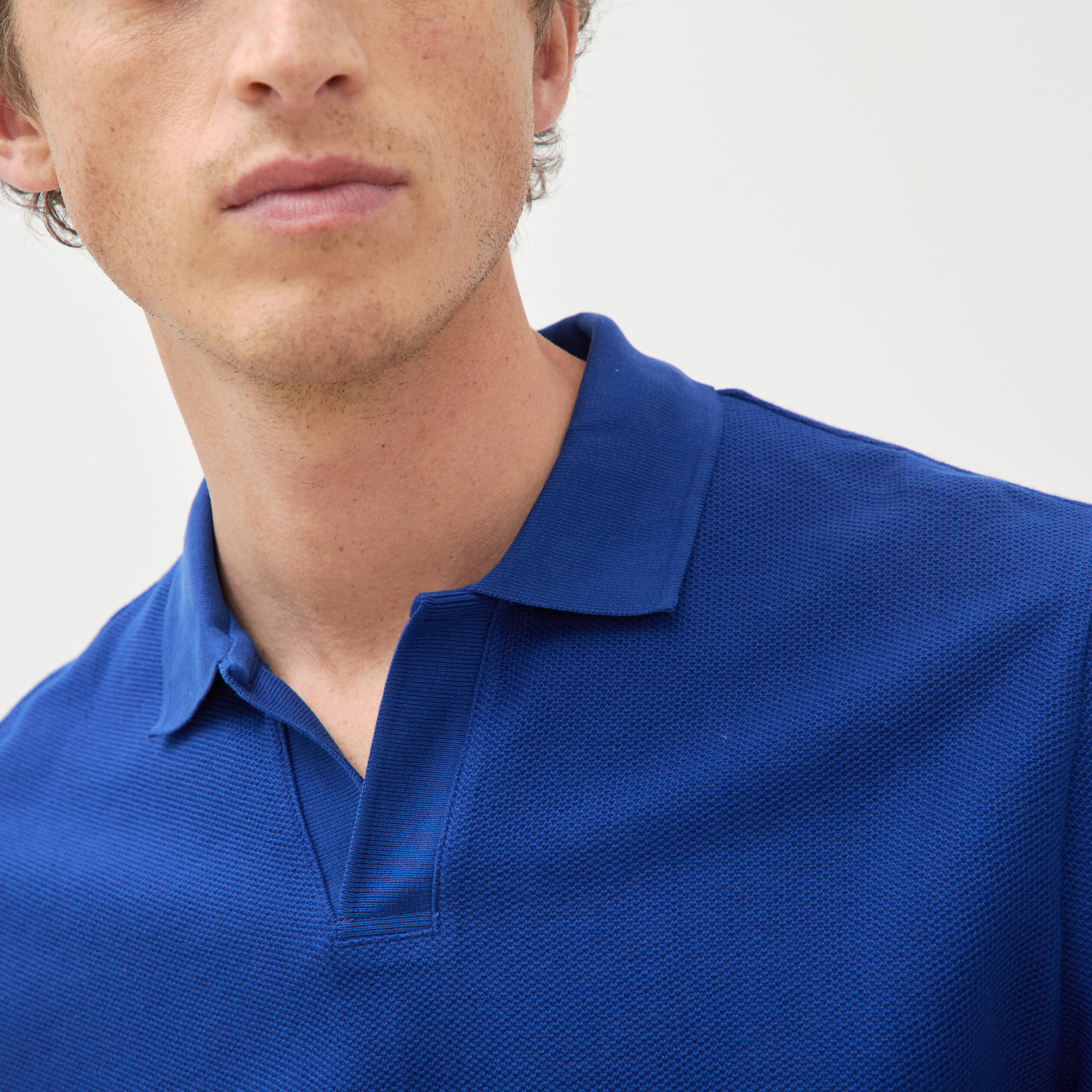 Polo cintr&eacute; manches courtes en coton bleu electrique homme