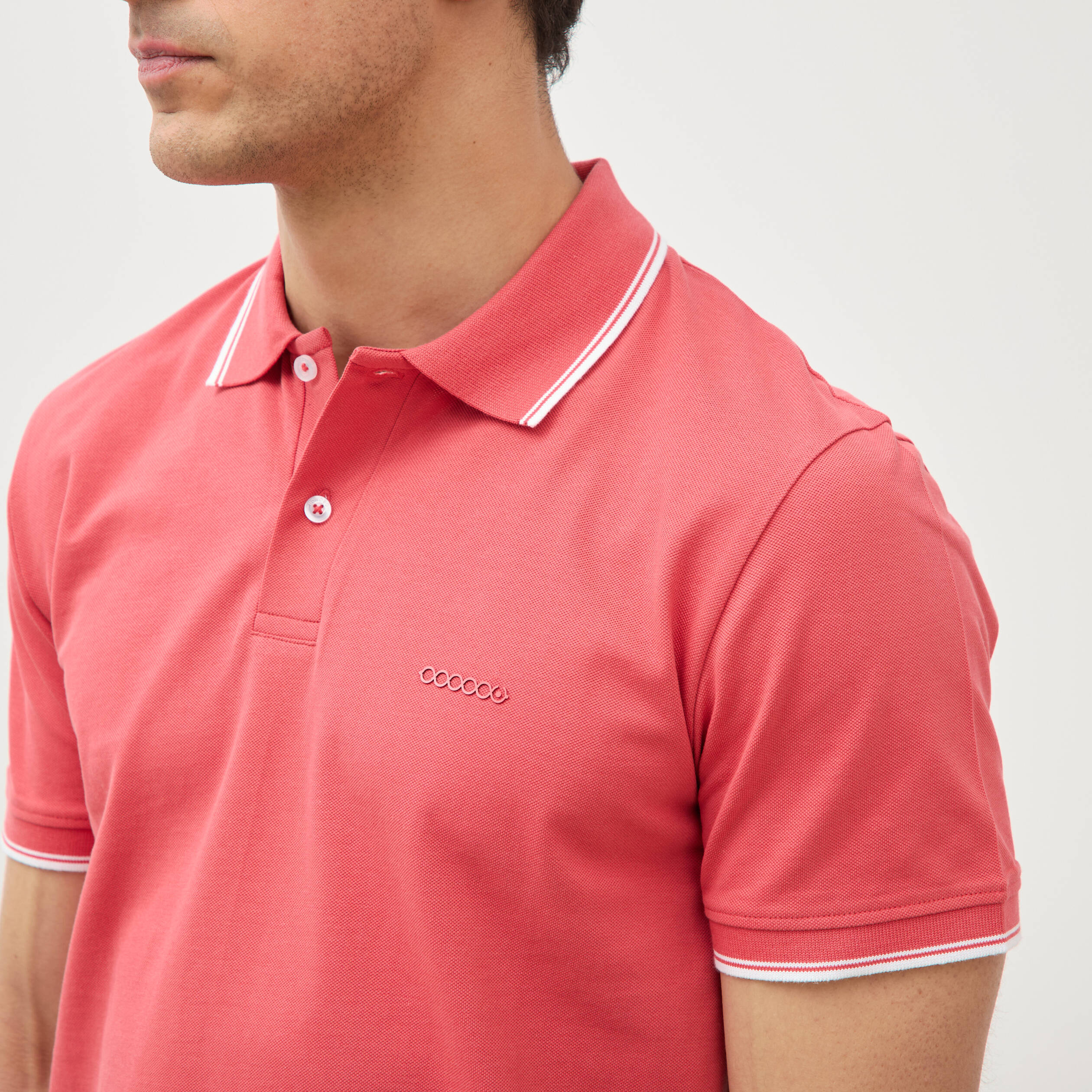 Polo cintr&eacute; en coton manches courtes rouge corail homme
