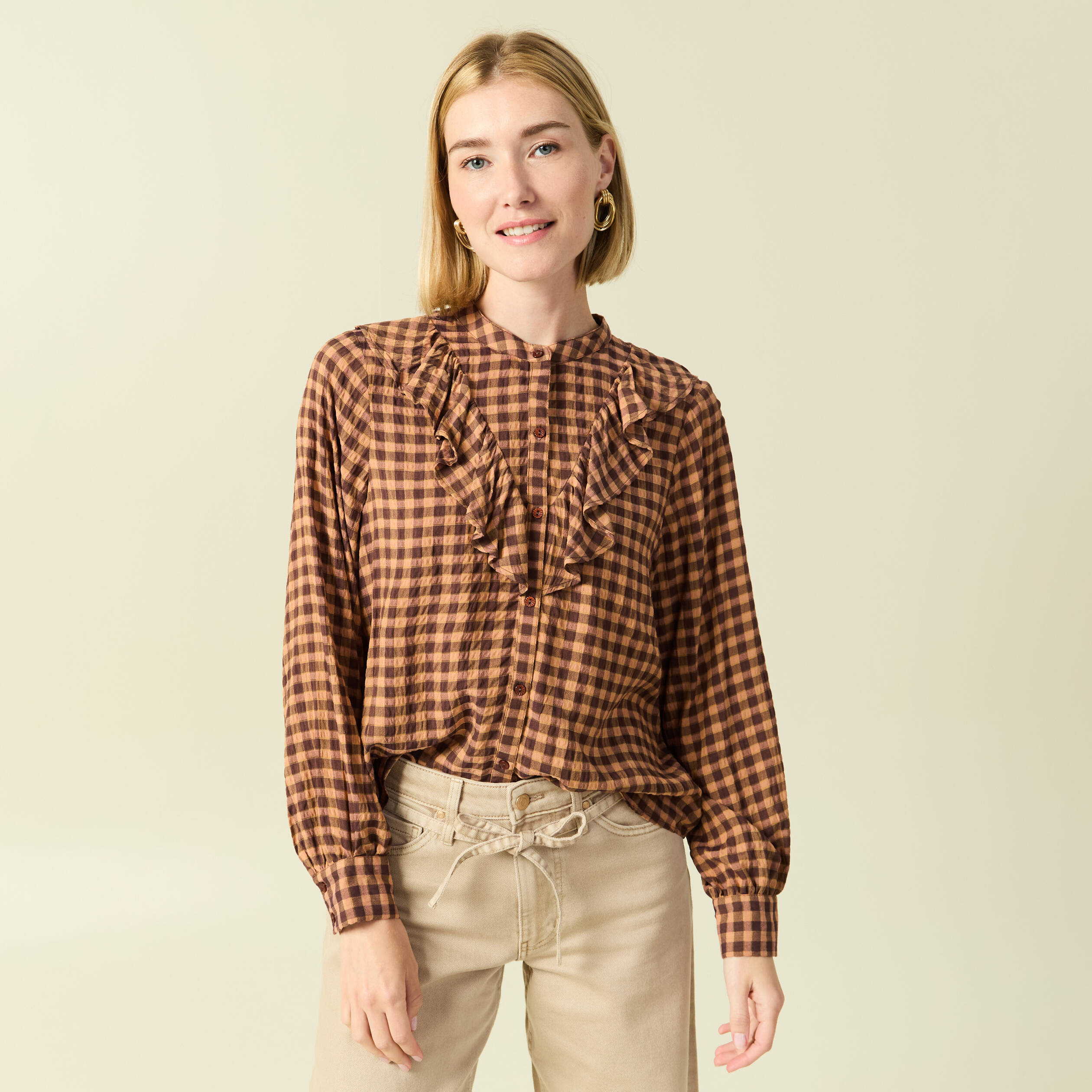 Chemise &agrave; volants manches longues marron fonc&eacute; femme