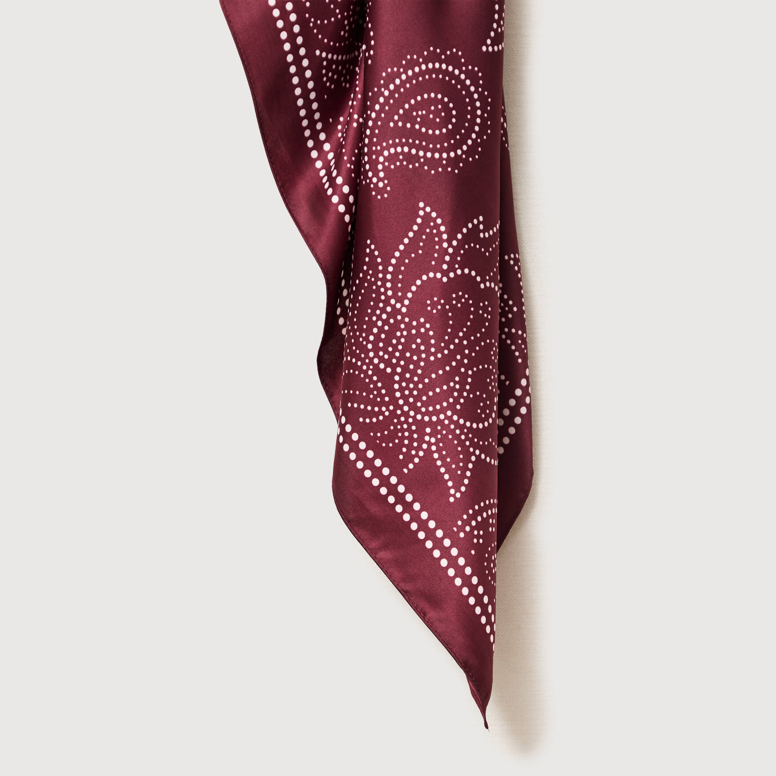 Foulard satin&eacute; bordeaux femme