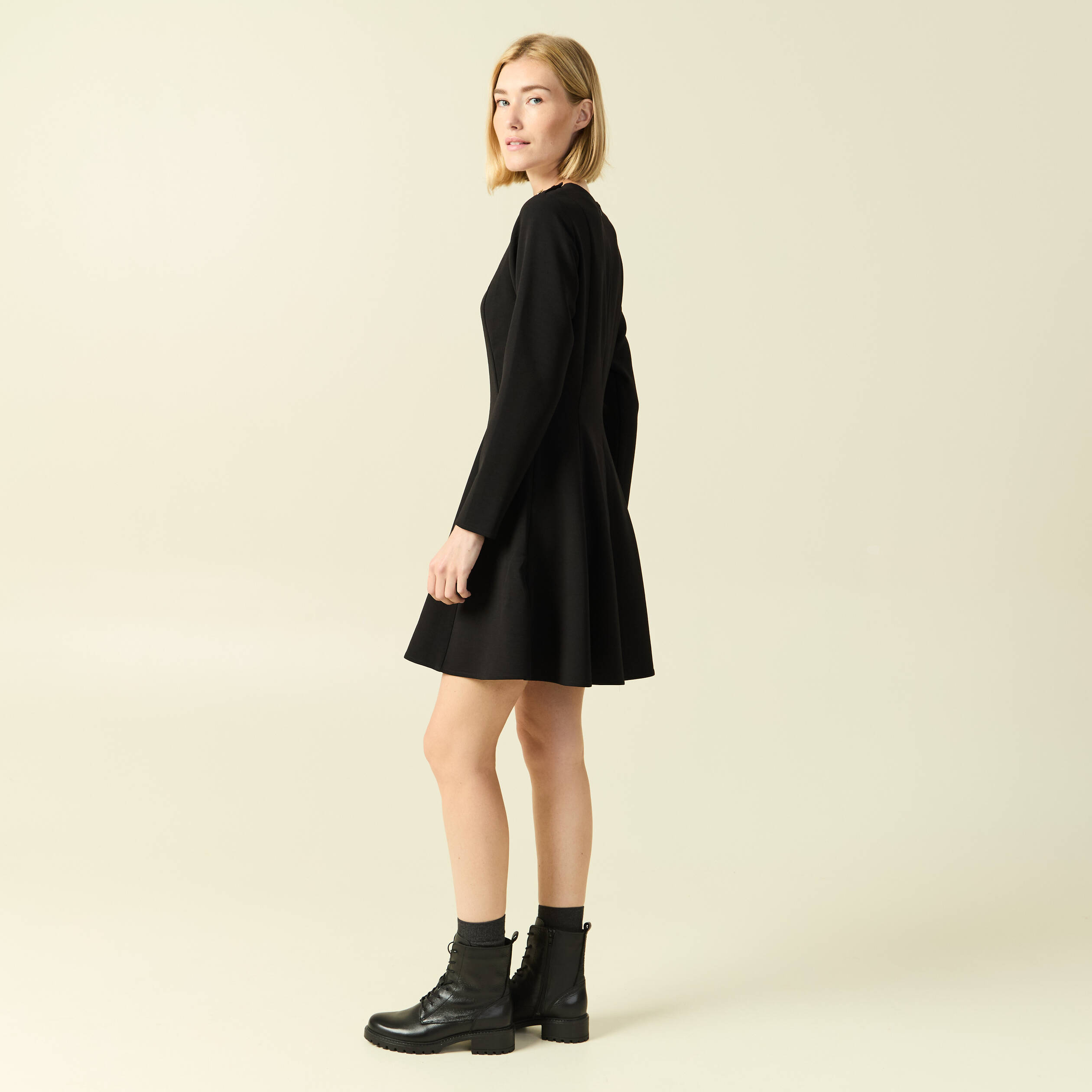 Robe fluide manches longues col rond noir femme