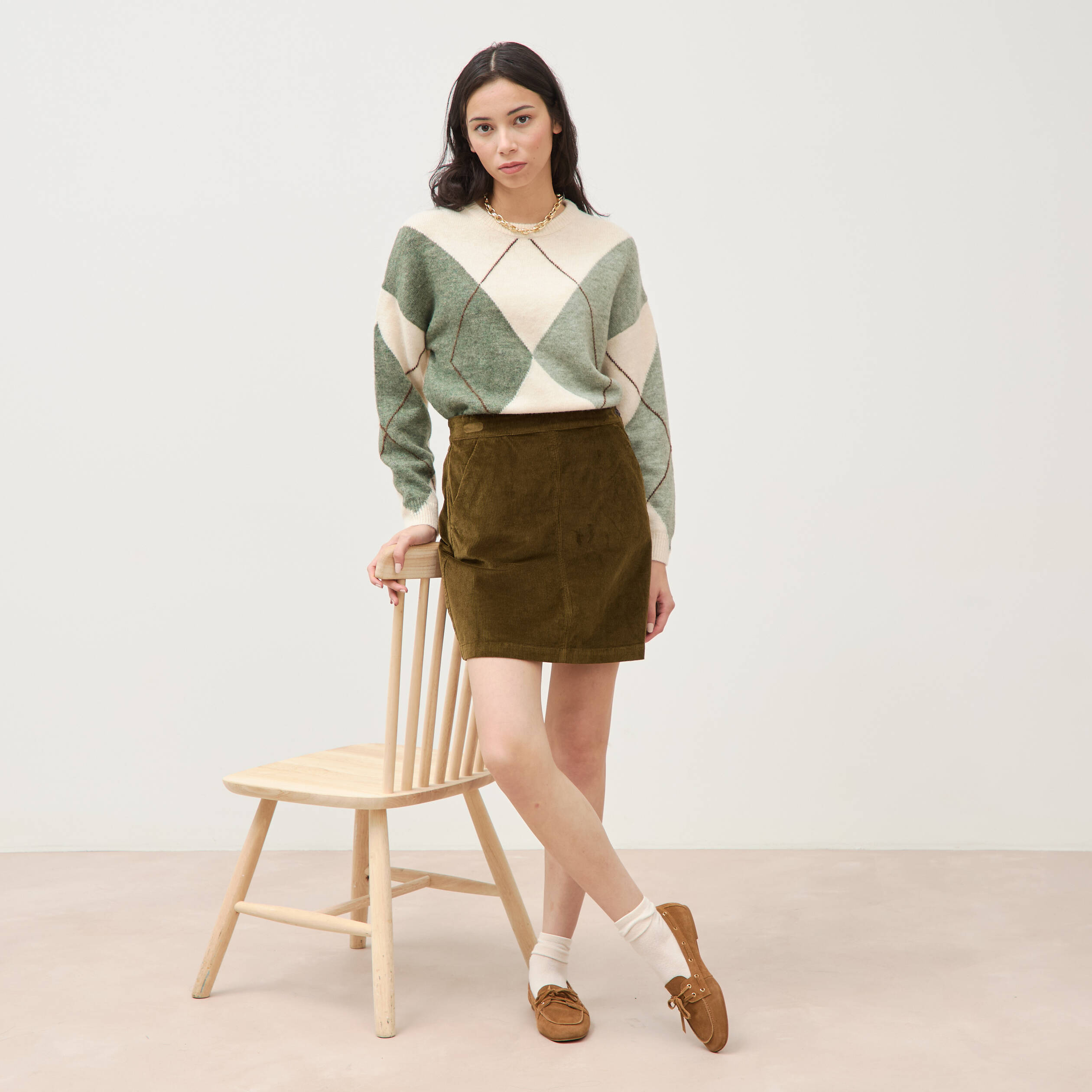 Jupe droite courte en velours vert olive femme