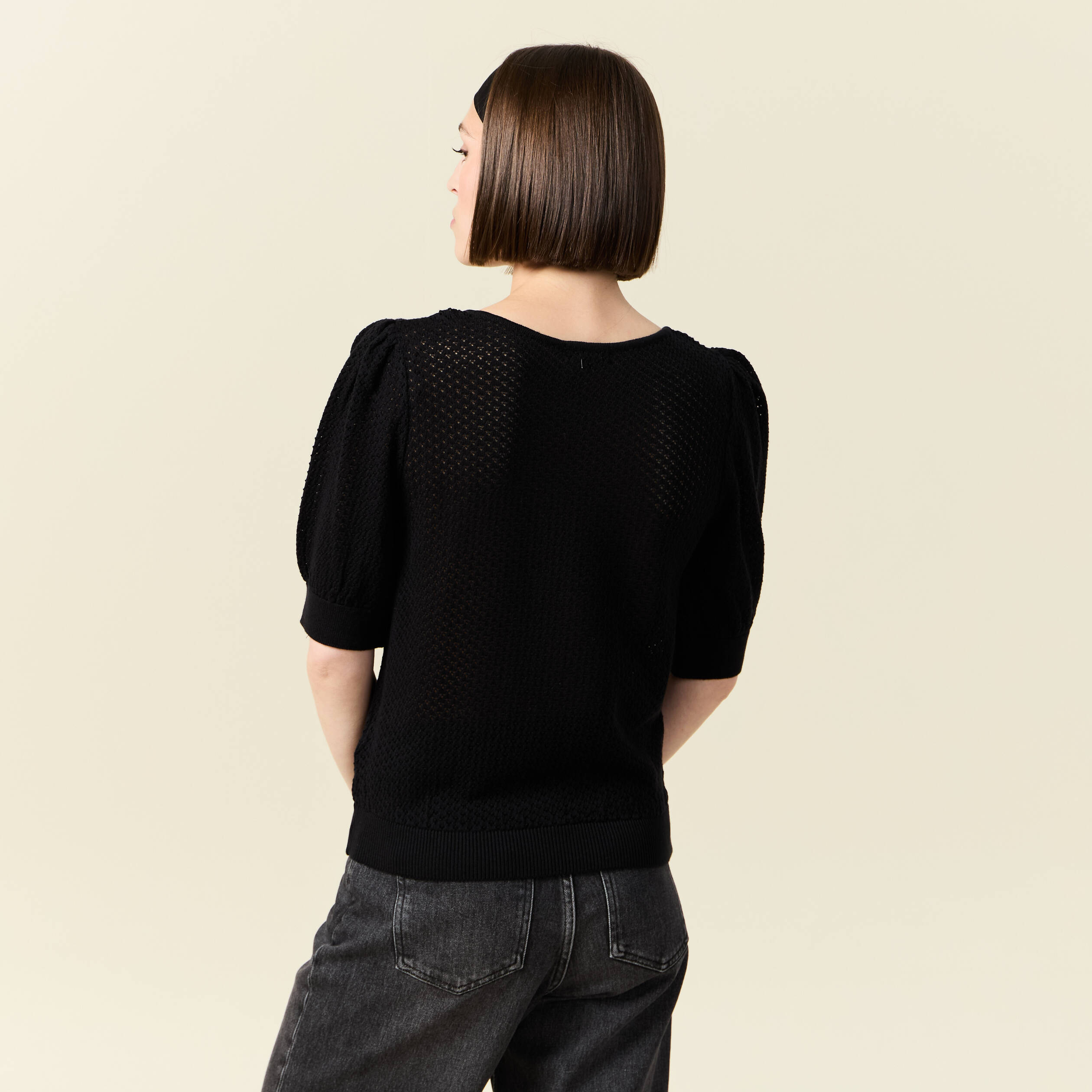 Pull manches courtes ajour&eacute; noir femme
