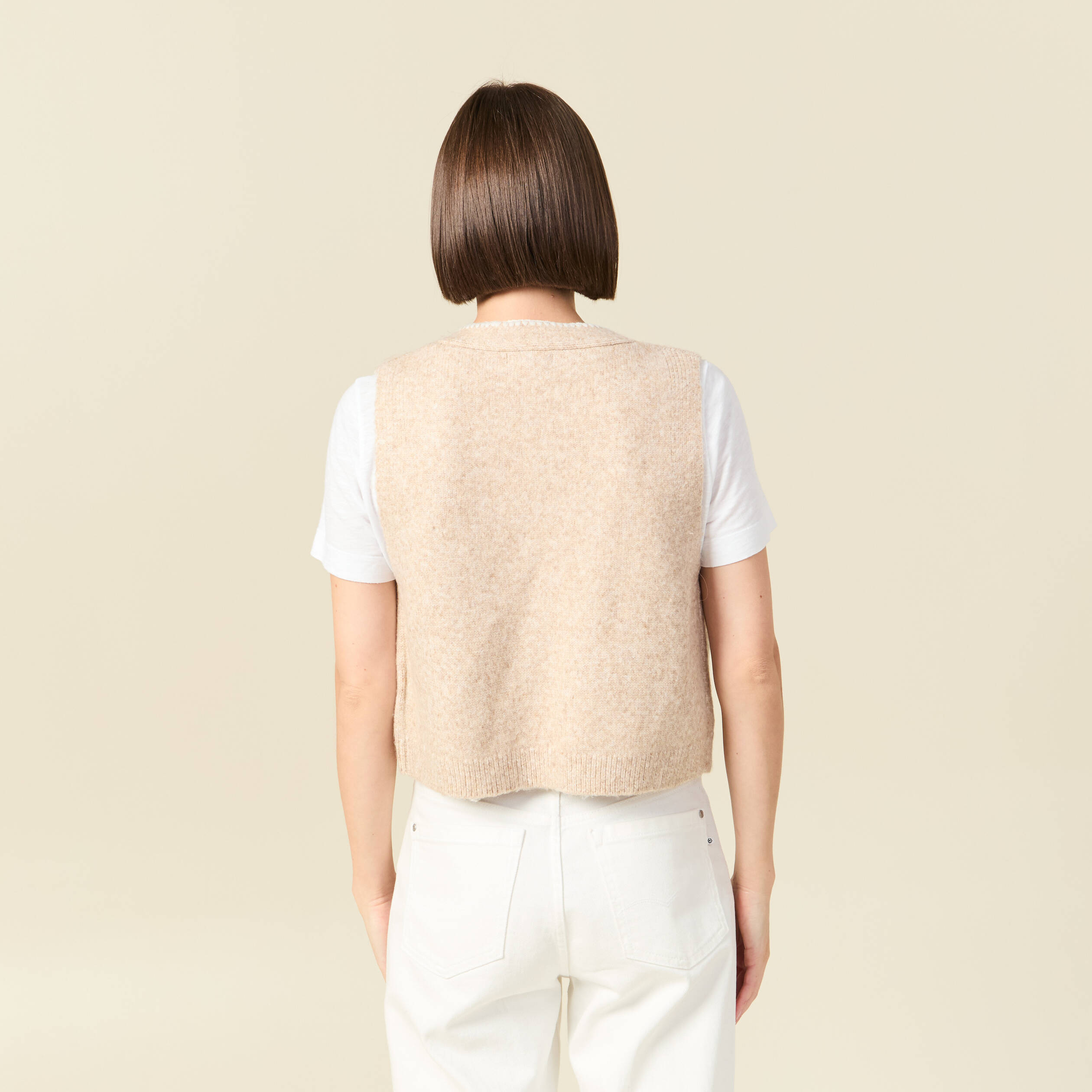 Gilet sans manches col v brod&eacute; creme femme