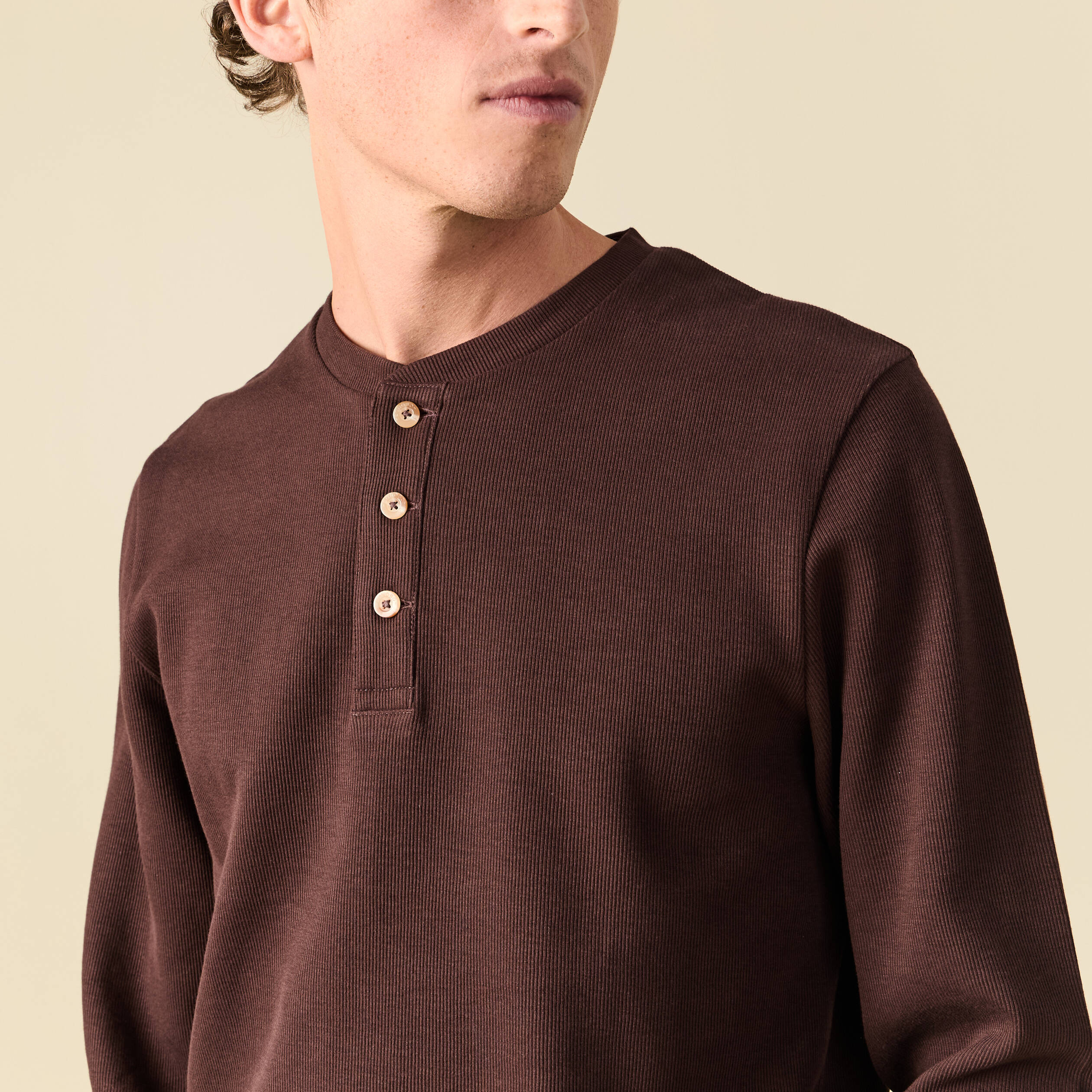 T-shirt cintr&eacute; en coton manches longues marron fonc&eacute; homme