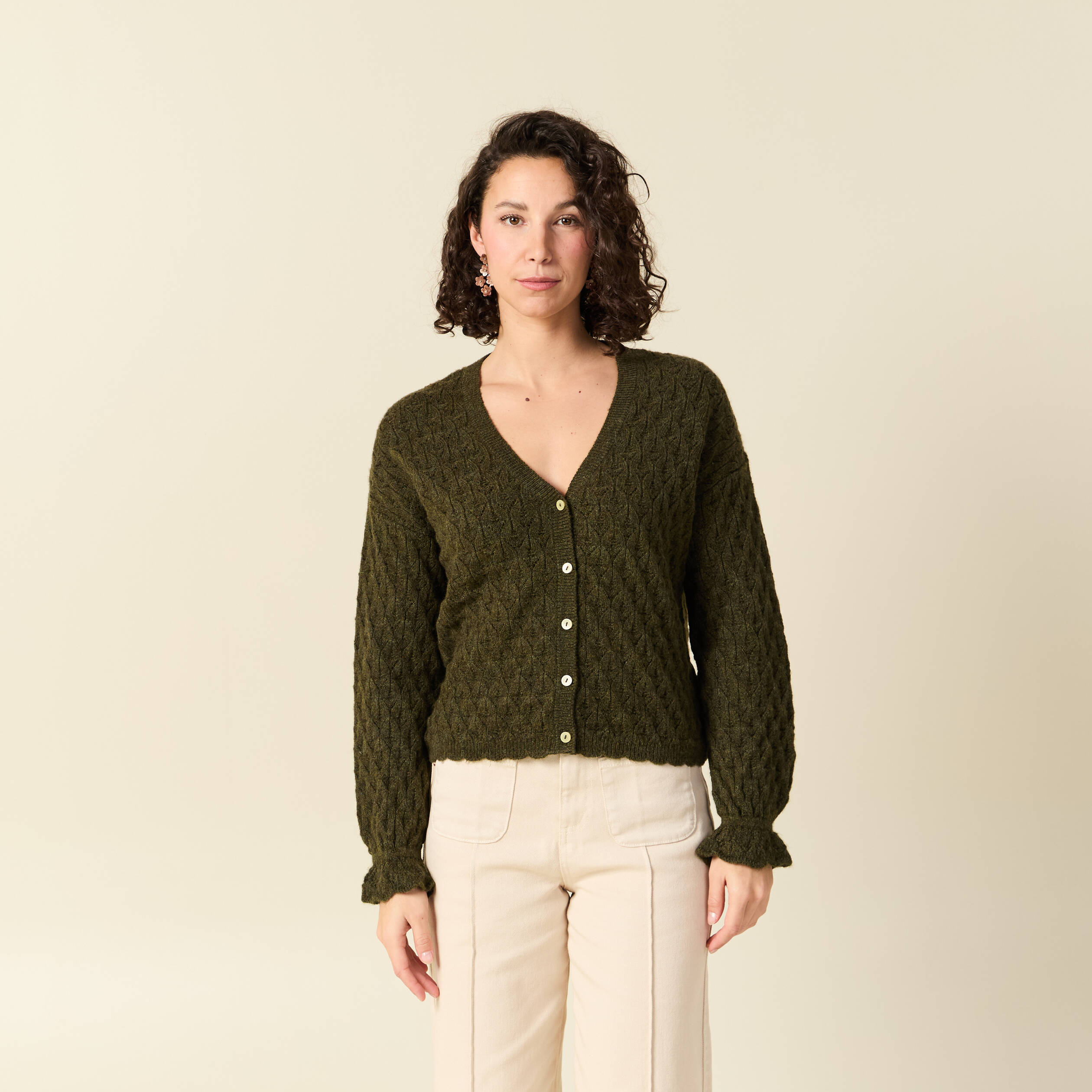 Gilet ajour&eacute; droit court col v vert kaki femme