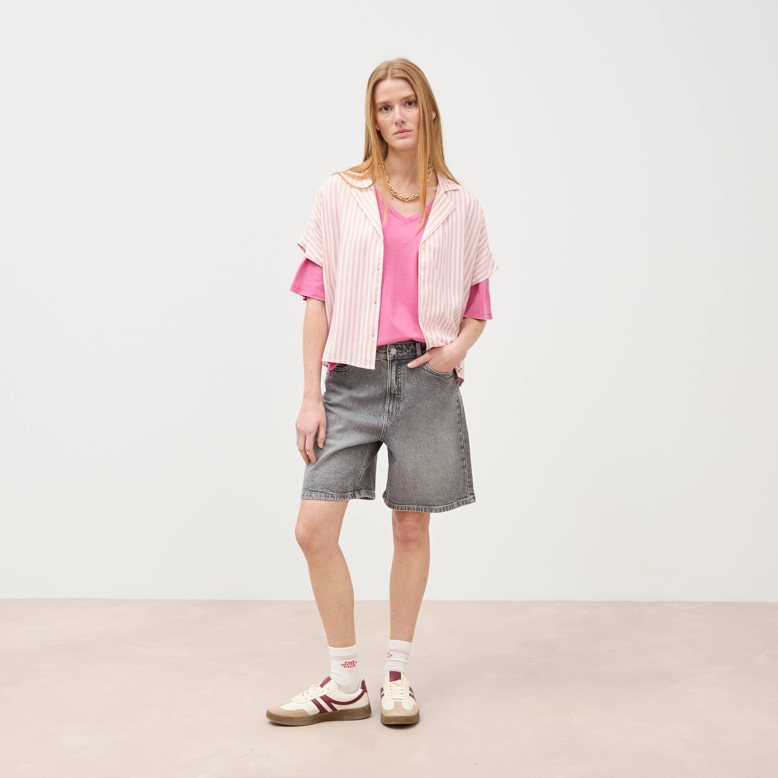 T-shirt col v manches courtes en coton rose framboise femme