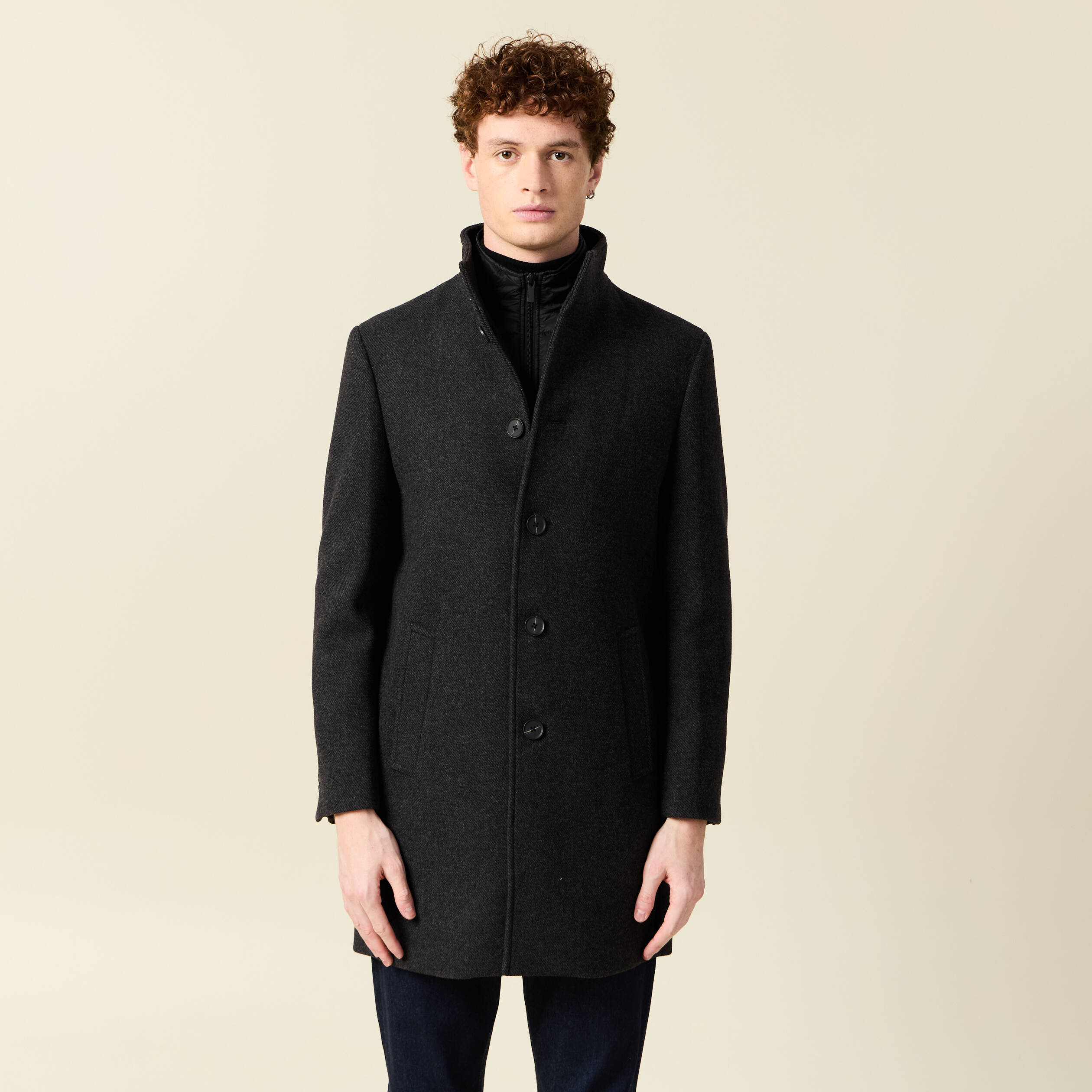 Manteau droit long col montant noir homme
